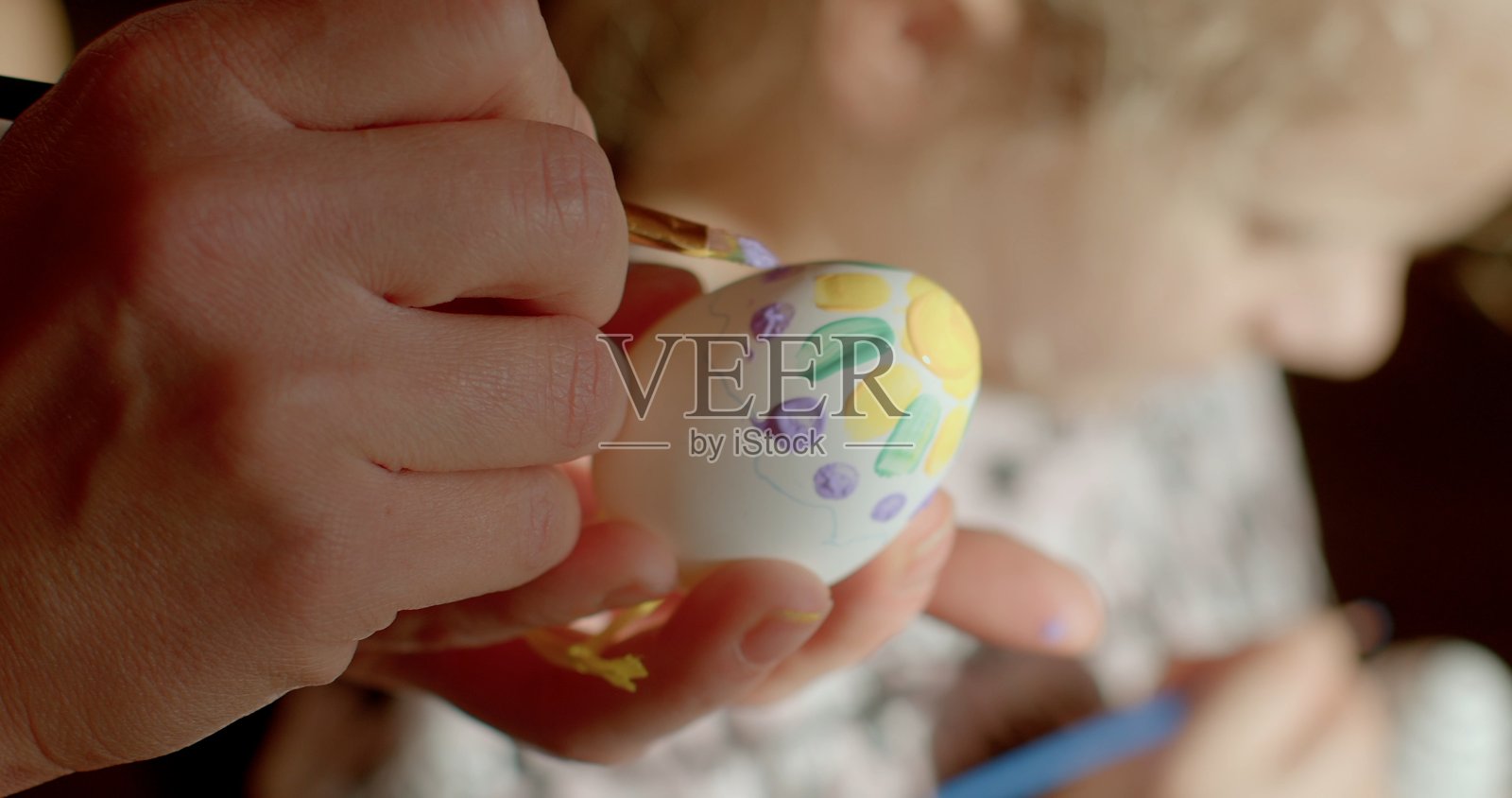 家庭制作复活节手工艺品和活动照片摄影图片