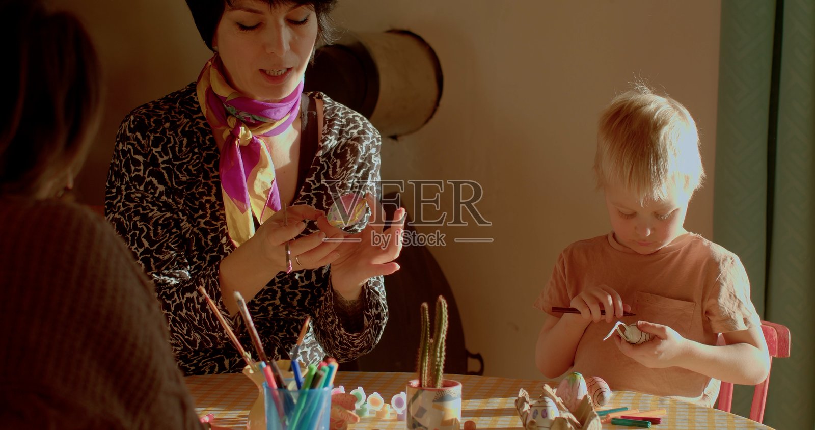 家庭制作复活节手工艺品和活动照片摄影图片