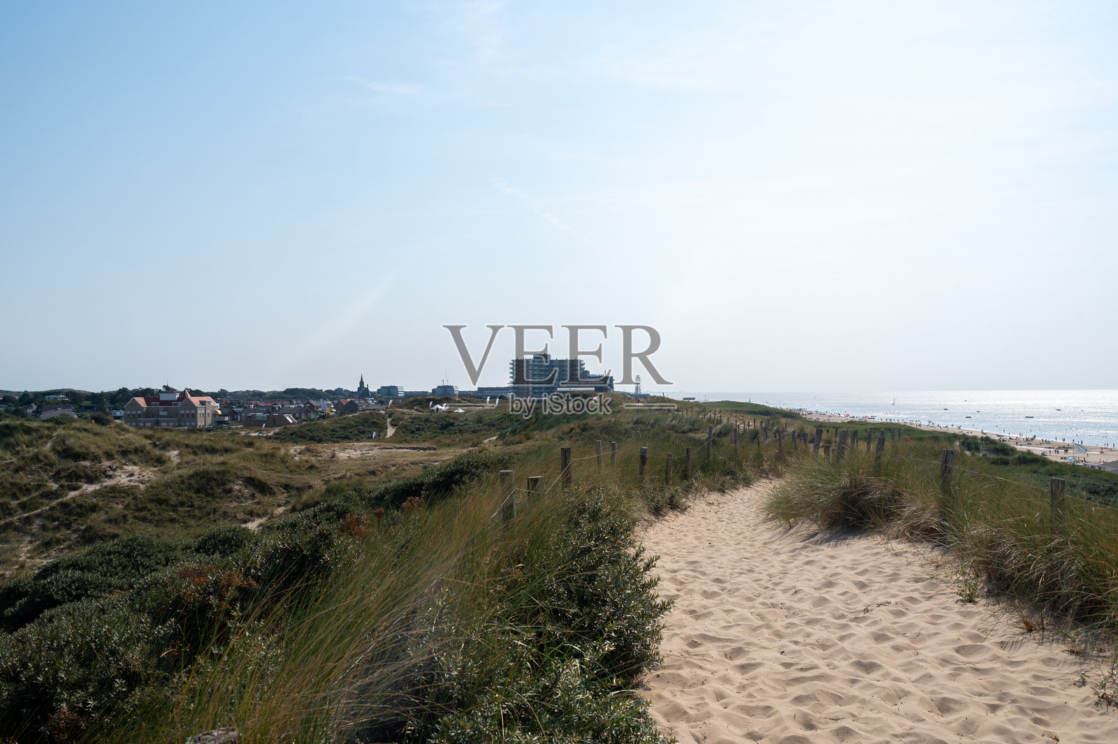 埃赫蒙德安泽市的沙丘自然保护区，俯瞰房屋、沙丘小径、海洋和海滩照片摄影图片