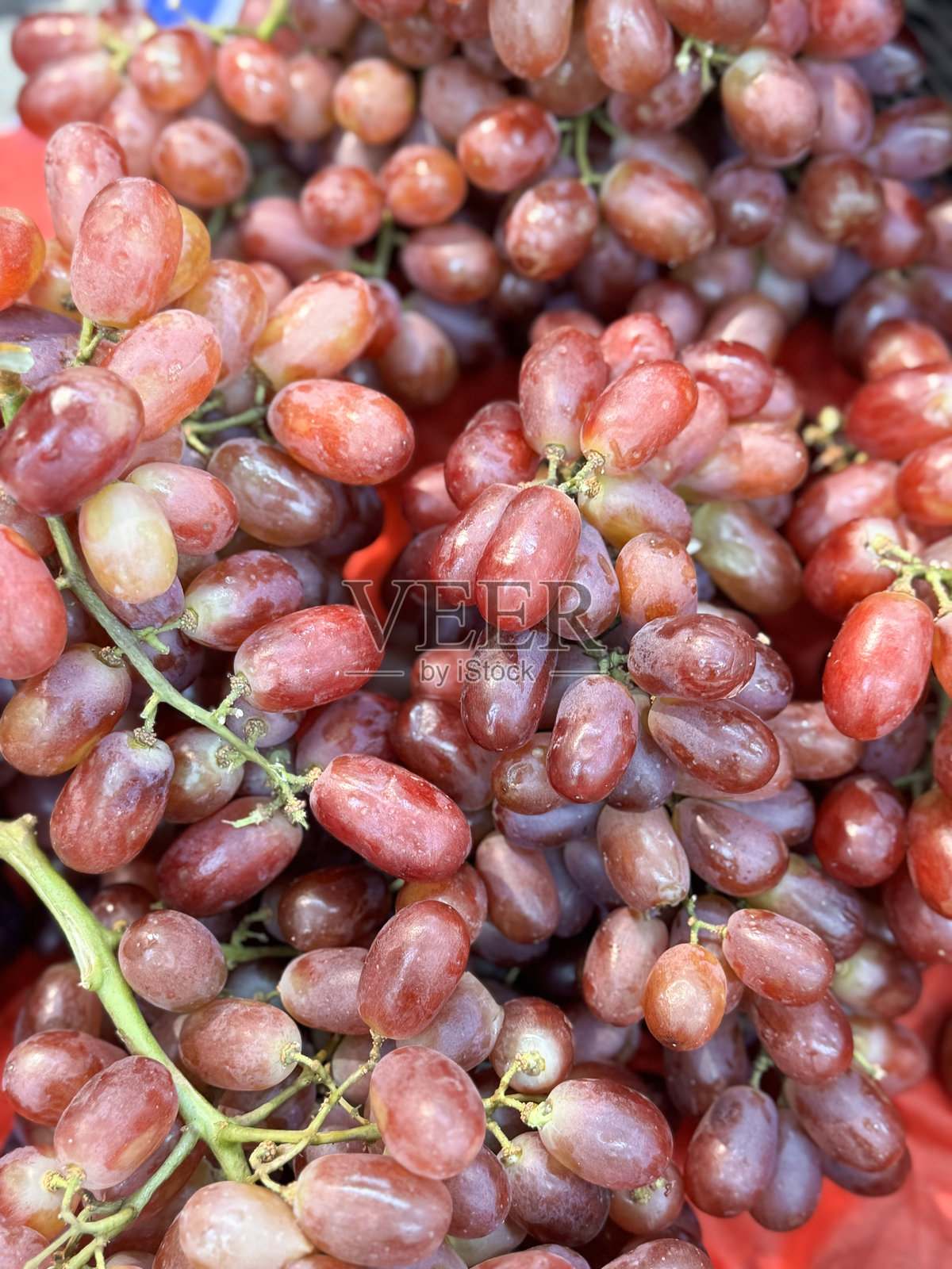新鲜的红色和紫色葡萄成串 / 健康饮食，超市，市场，新鲜水果在水果店展示照片摄影图片