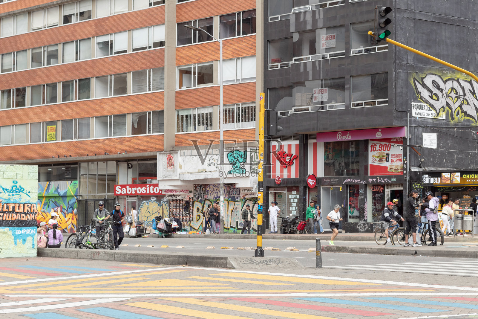 哥伦比亚波哥大第七大道的周日自行车道上热闹的街道。照片摄影图片