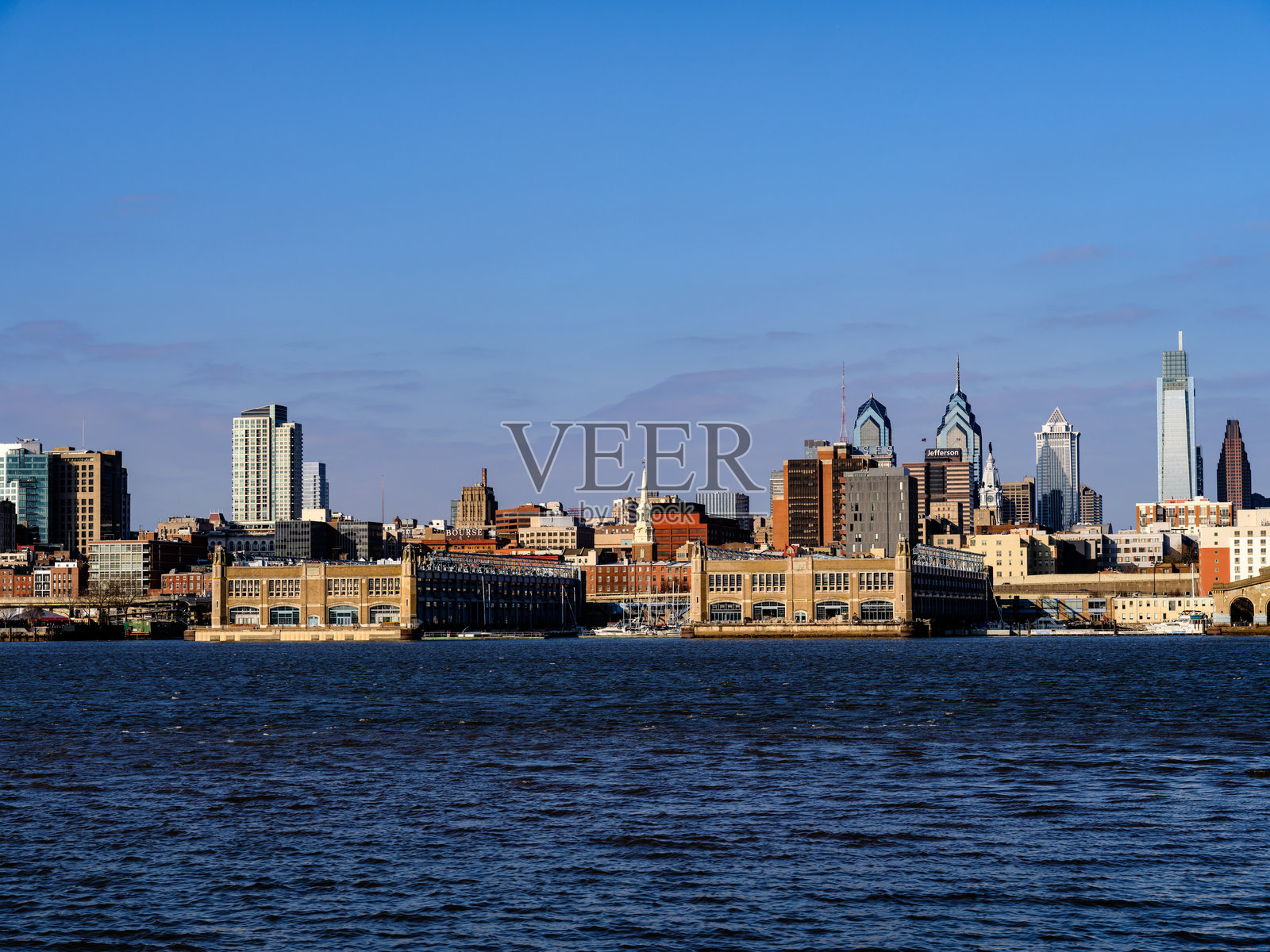 从新泽西州卡姆登的海滨看到的特拉华河和费城天际线照片摄影图片