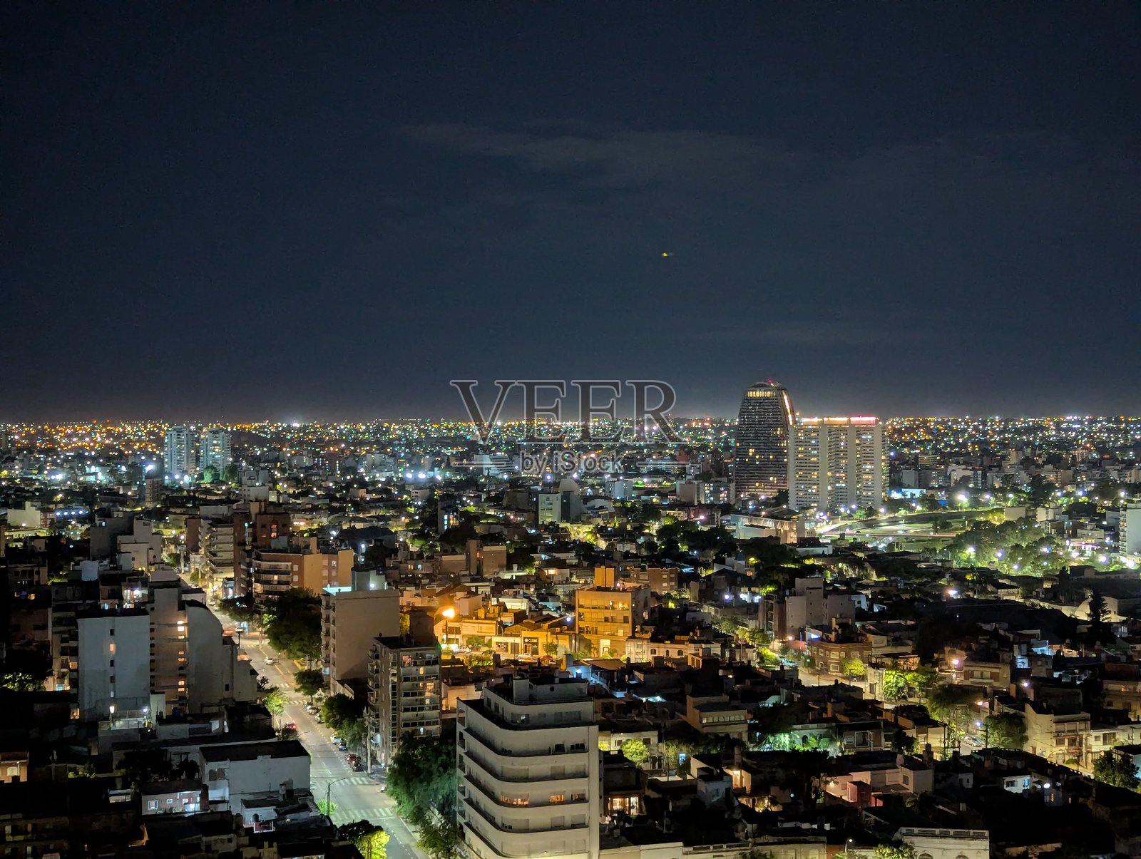 阿根廷科尔多瓦大教堂塔楼的城市全景夜景。照片摄影图片