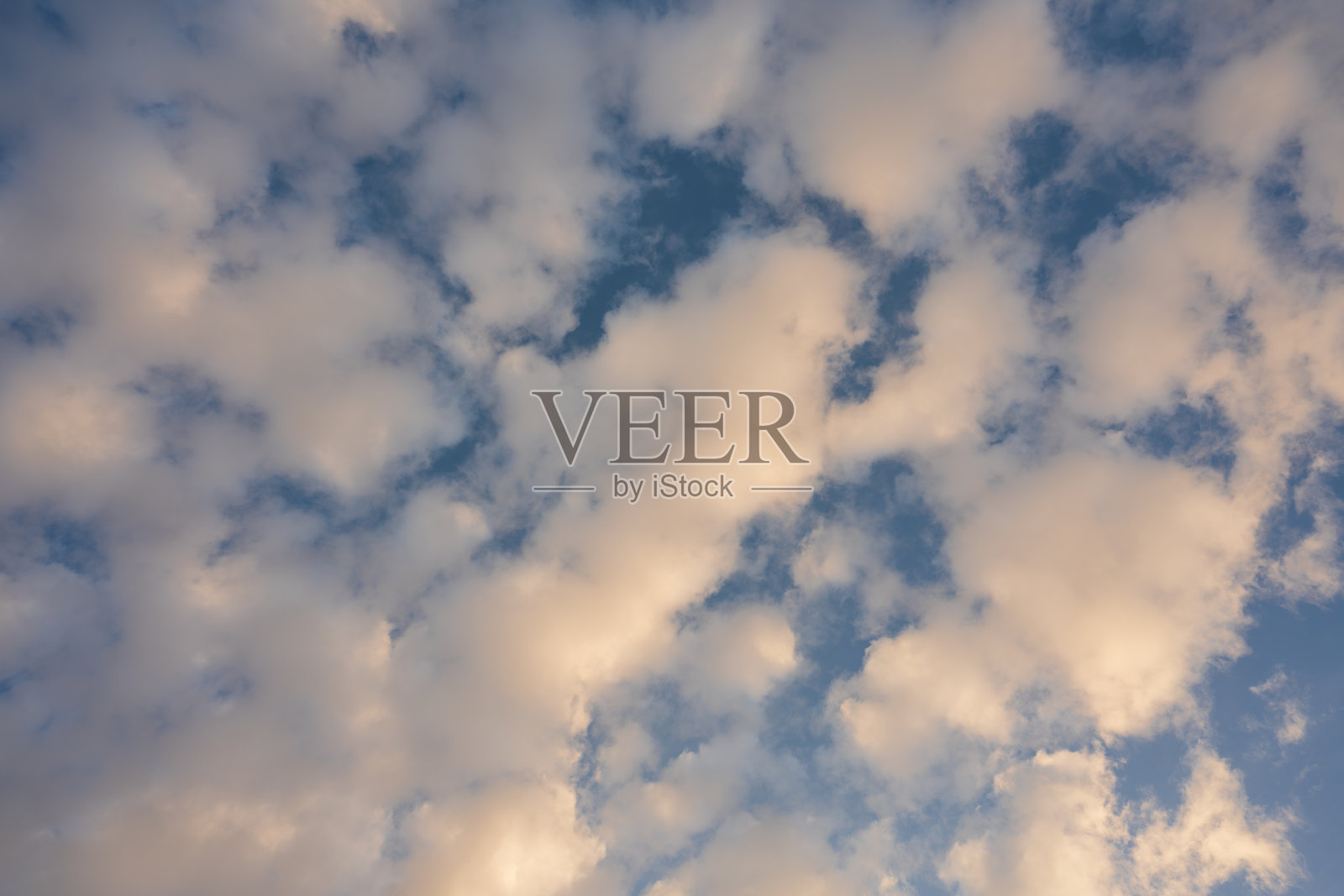 带有高积云的天空背景：为设计和图形提供美丽、空灵的纹理。照片摄影图片