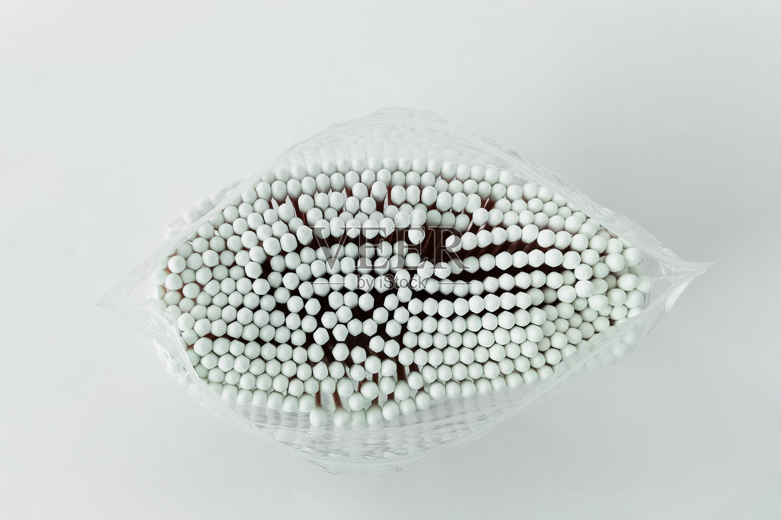 开放包装的竹棉签，适用于个人卫生。白色背景。俯视图。照片摄影图片