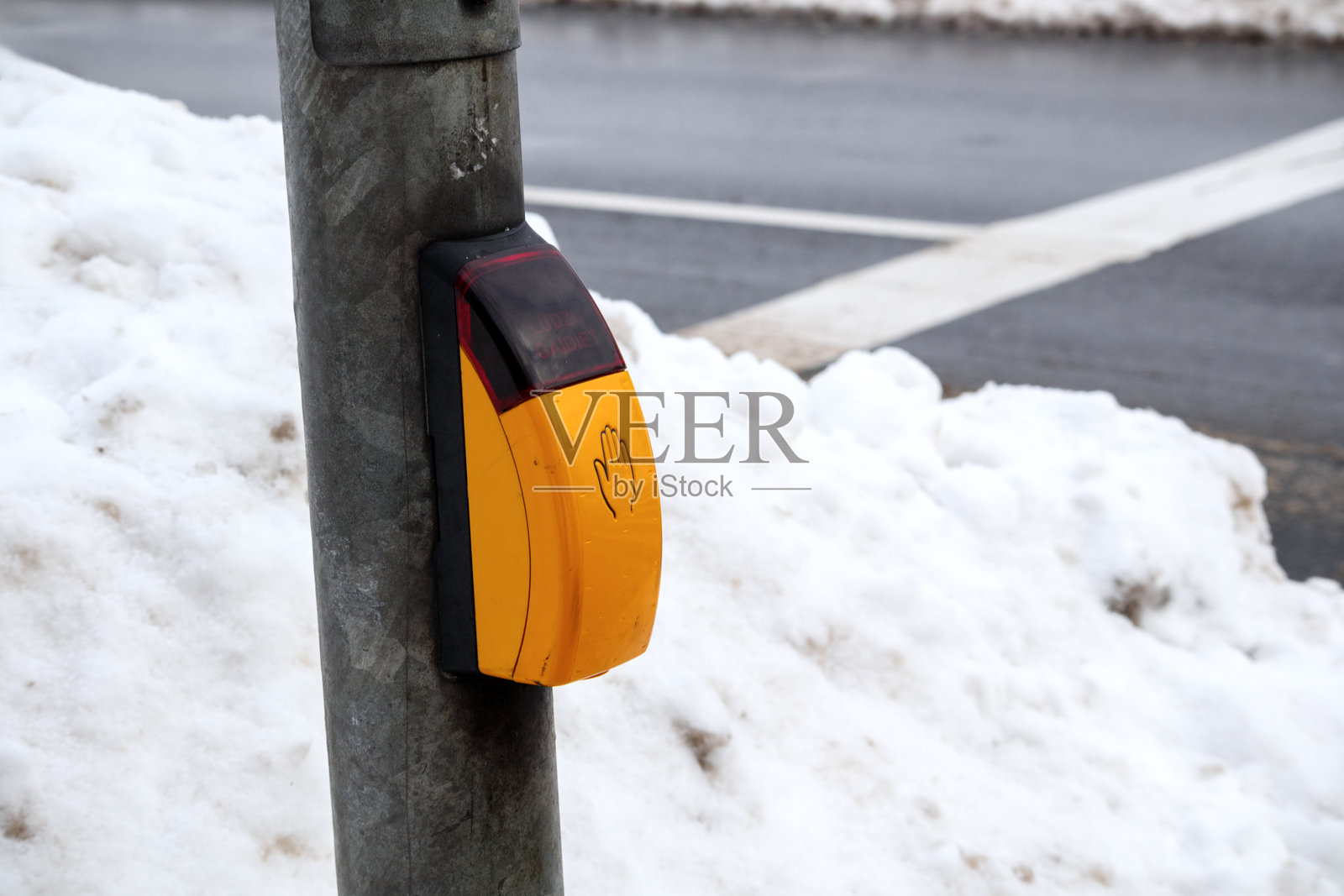 黄色行人过街按钮安装在杆子上。照片摄影图片