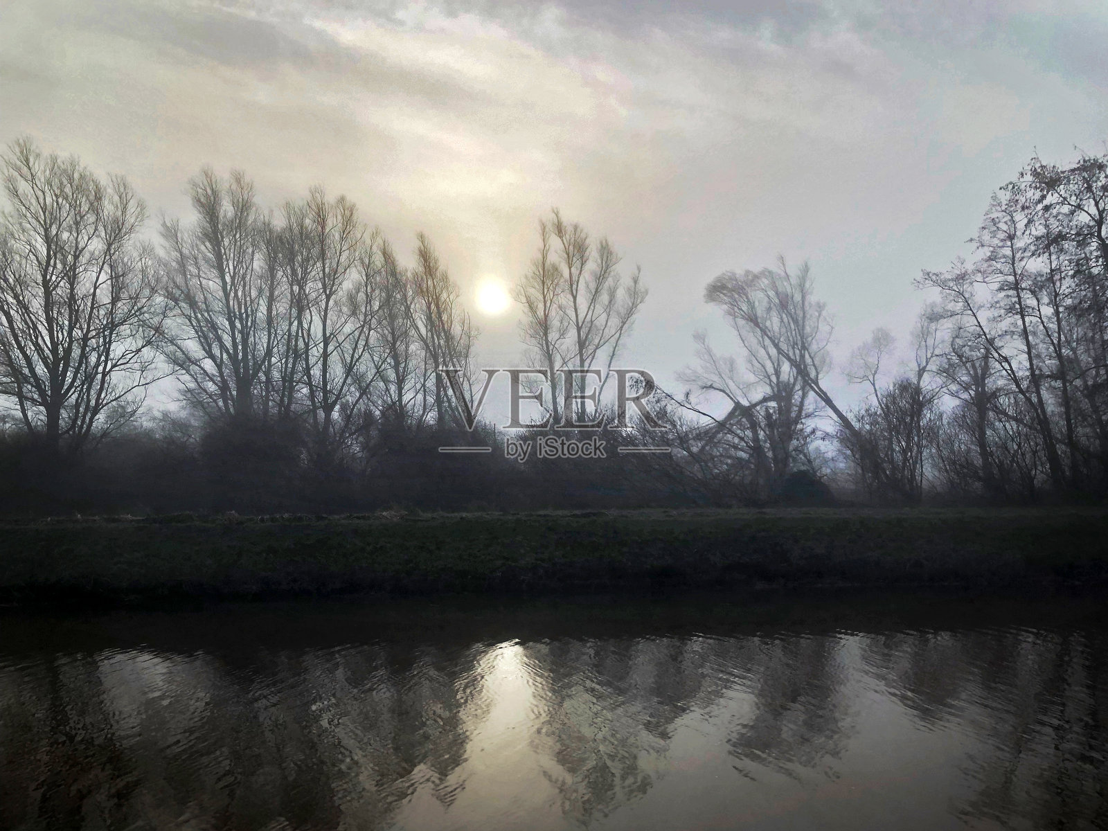 清晨雾气弥漫，日出时分靠近运河照片摄影图片