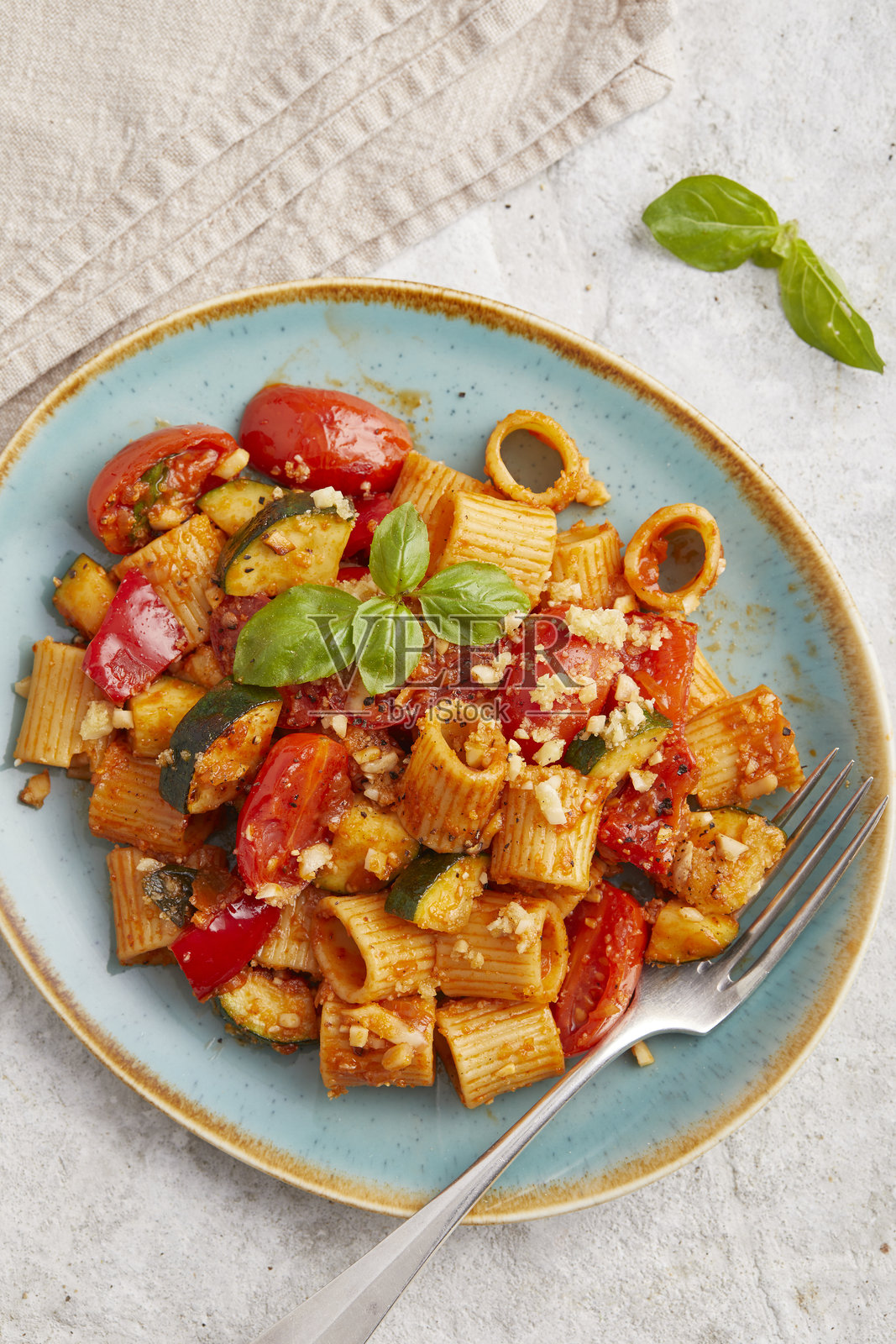 地中海风味意大利面烤菜照片摄影图片