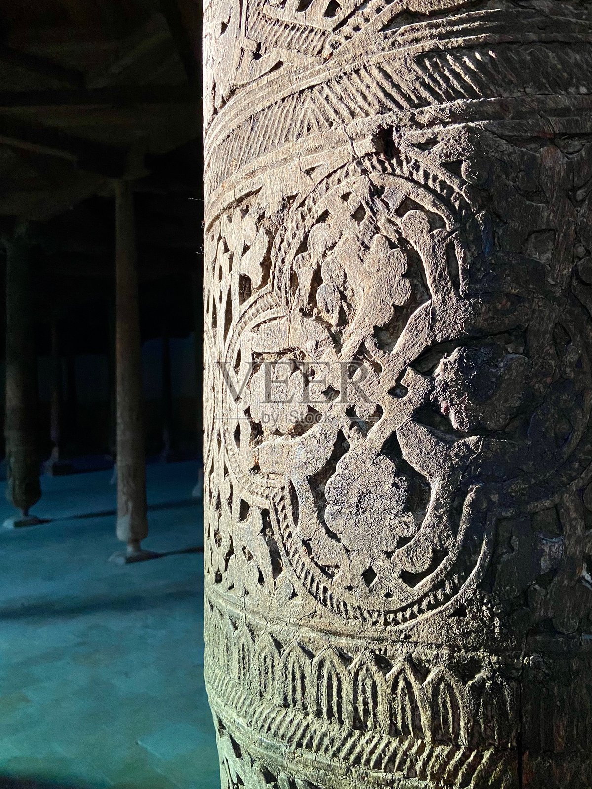 赫瓦的朱玛清真寺中的华丽木柱照片摄影图片