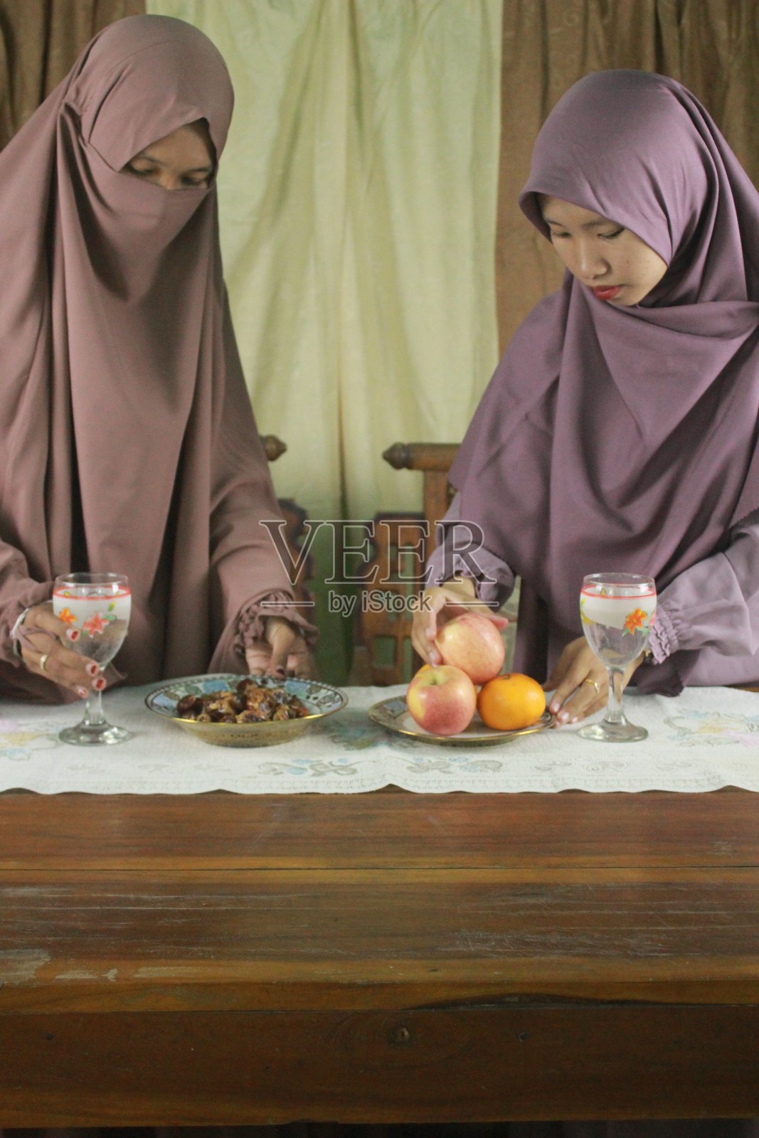 两个女孩在斋月期间准备开斋饭照片摄影图片