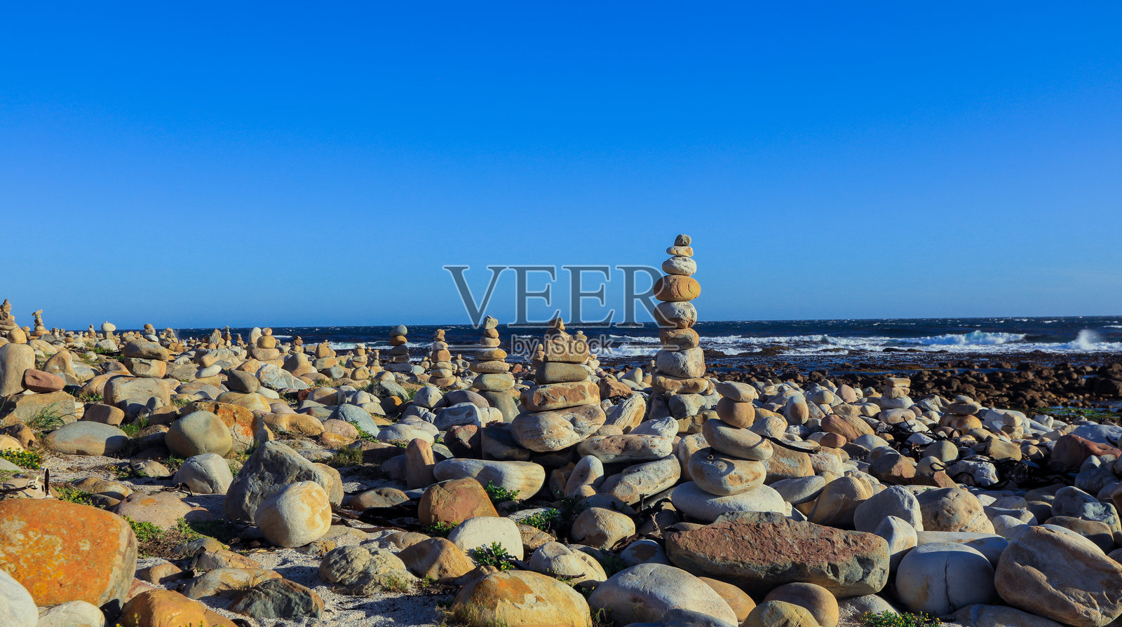 在南非的海边，阳光明媚的日子里平衡石头照片摄影图片