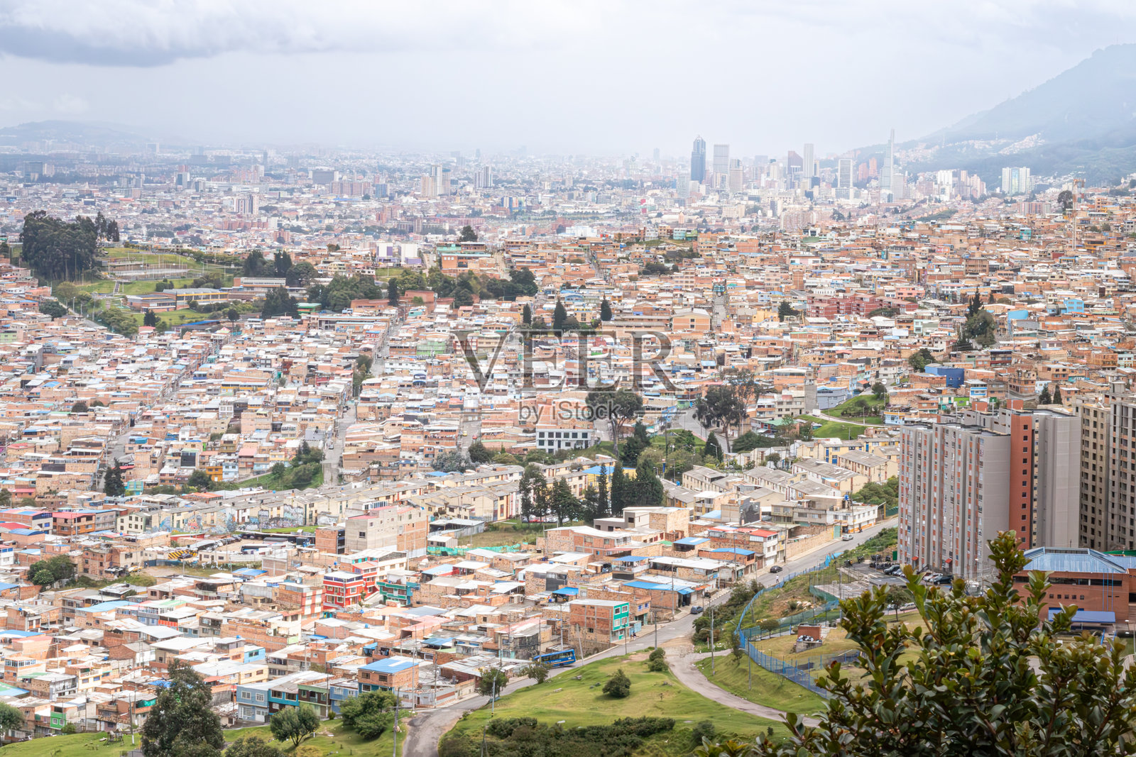 从城市南部俯瞰的波哥大景观。密集人口的城市与城市景观的鸟瞰图。波哥大的云间公园照片摄影图片