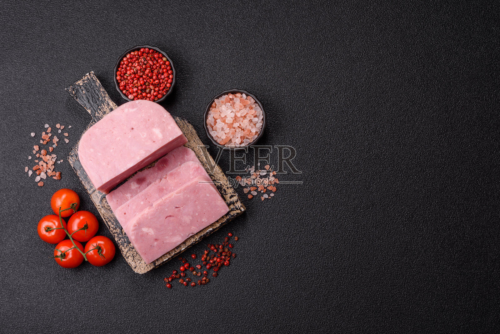 美味的罐装粉红火腿，配有盐、香料和草药照片摄影图片