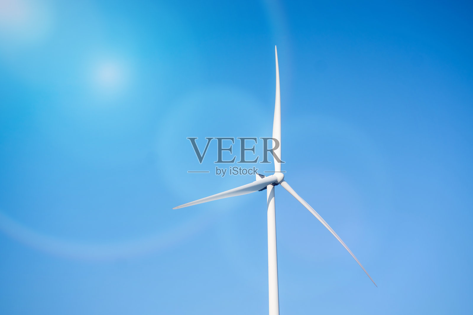 风力发电机与阳光耀斑照片摄影图片