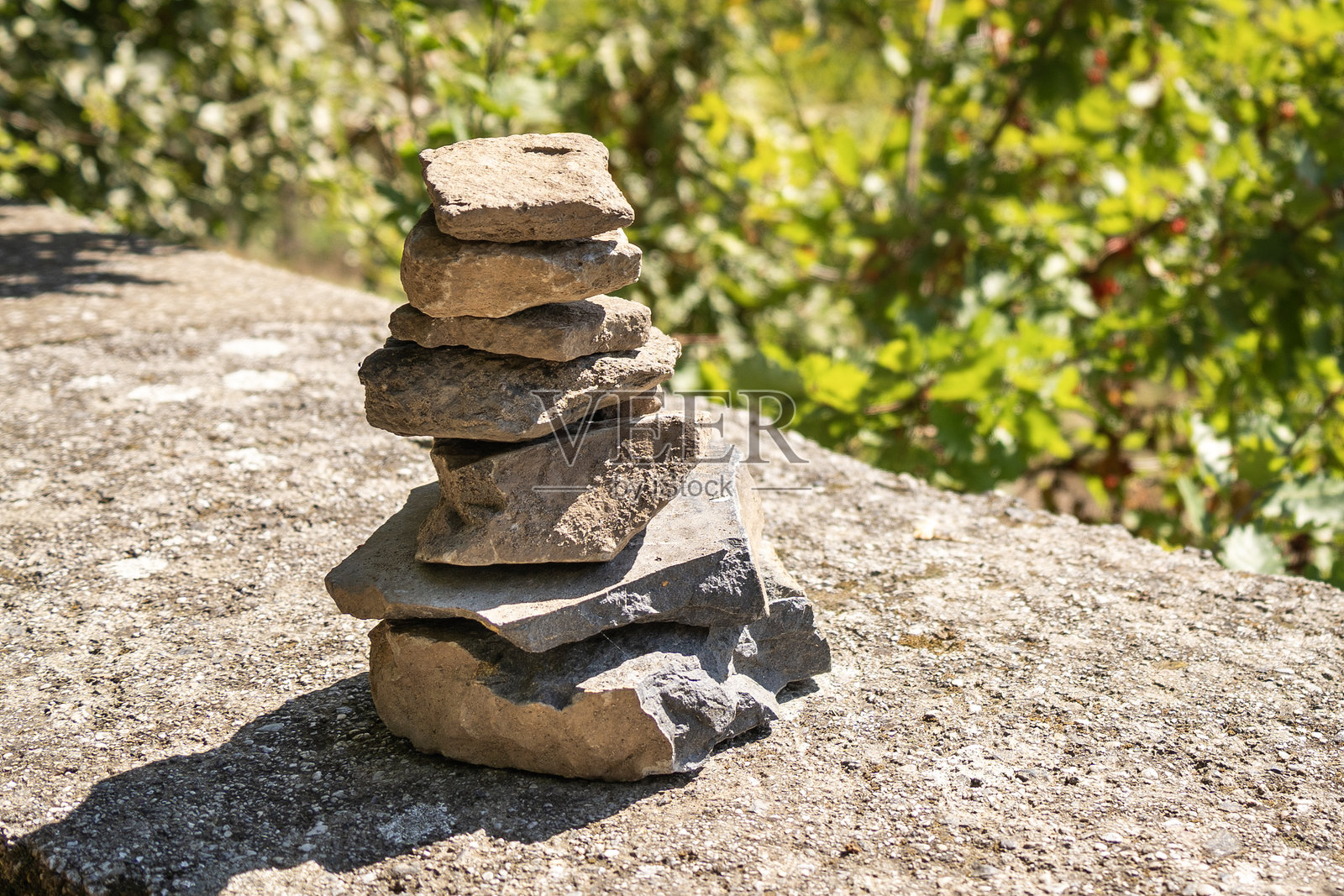 在自然环境中由旅行游客堆砌的石塔照片摄影图片