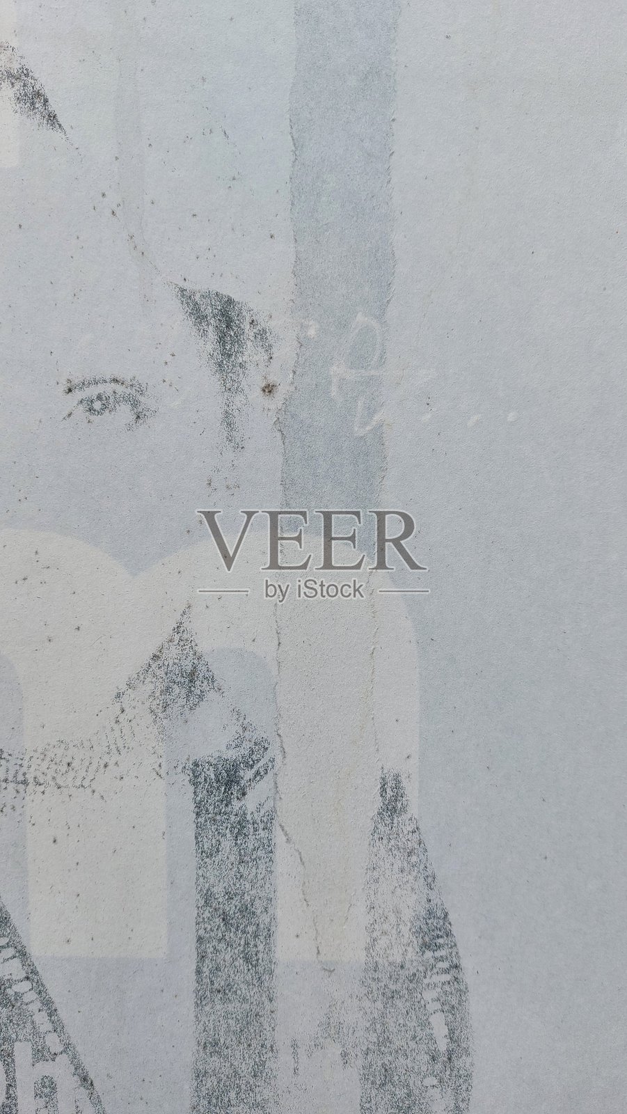 褪色状态下的撕裂白纸海报背景照片摄影图片