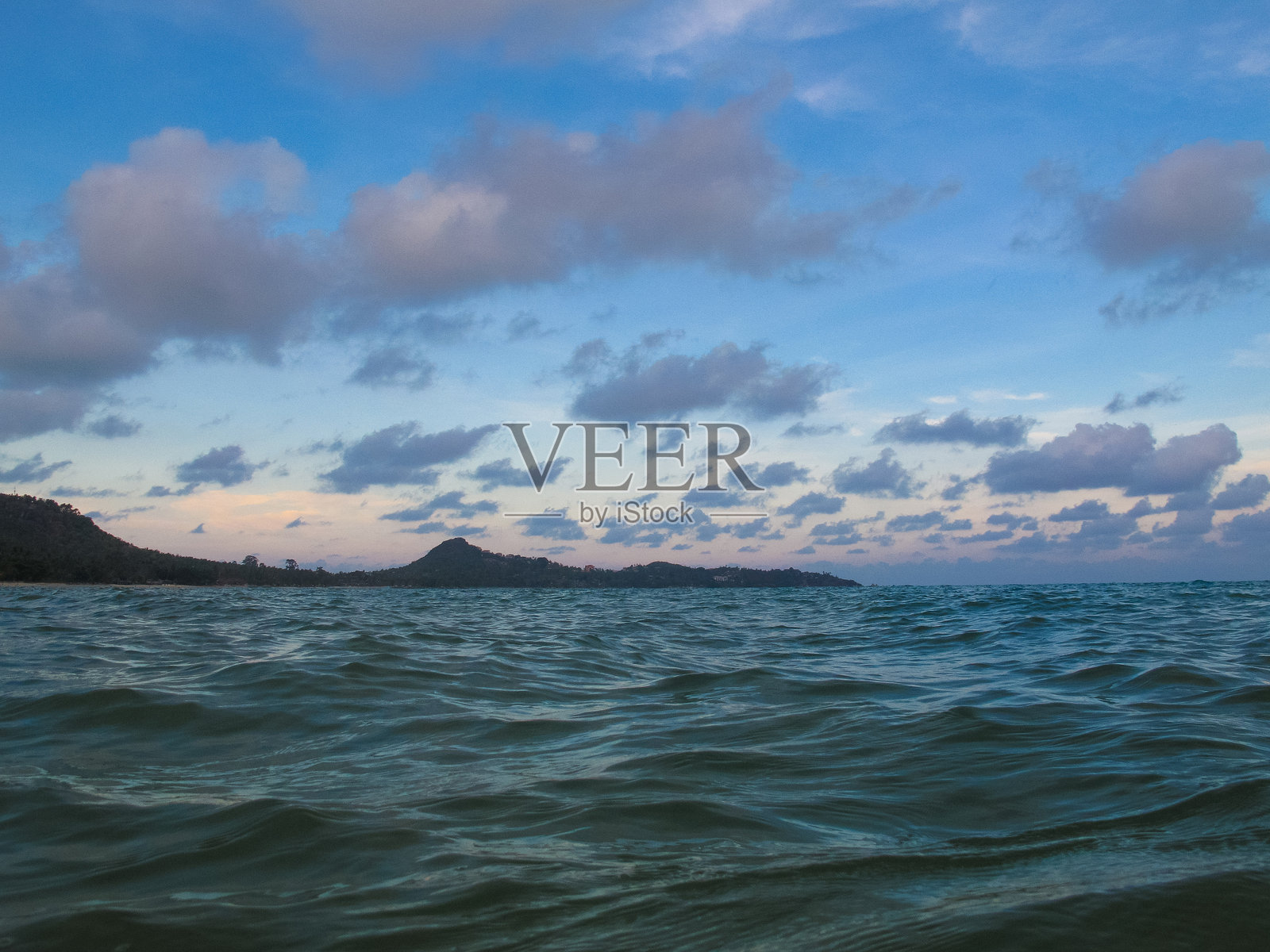 美丽的海景与天空中戏剧性的云彩照片摄影图片