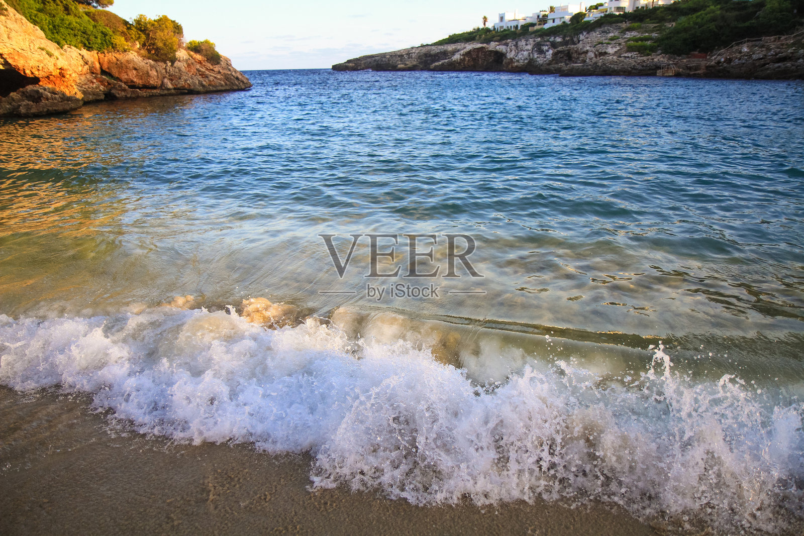 从岩石海岸望向美丽海景的地平线照片摄影图片