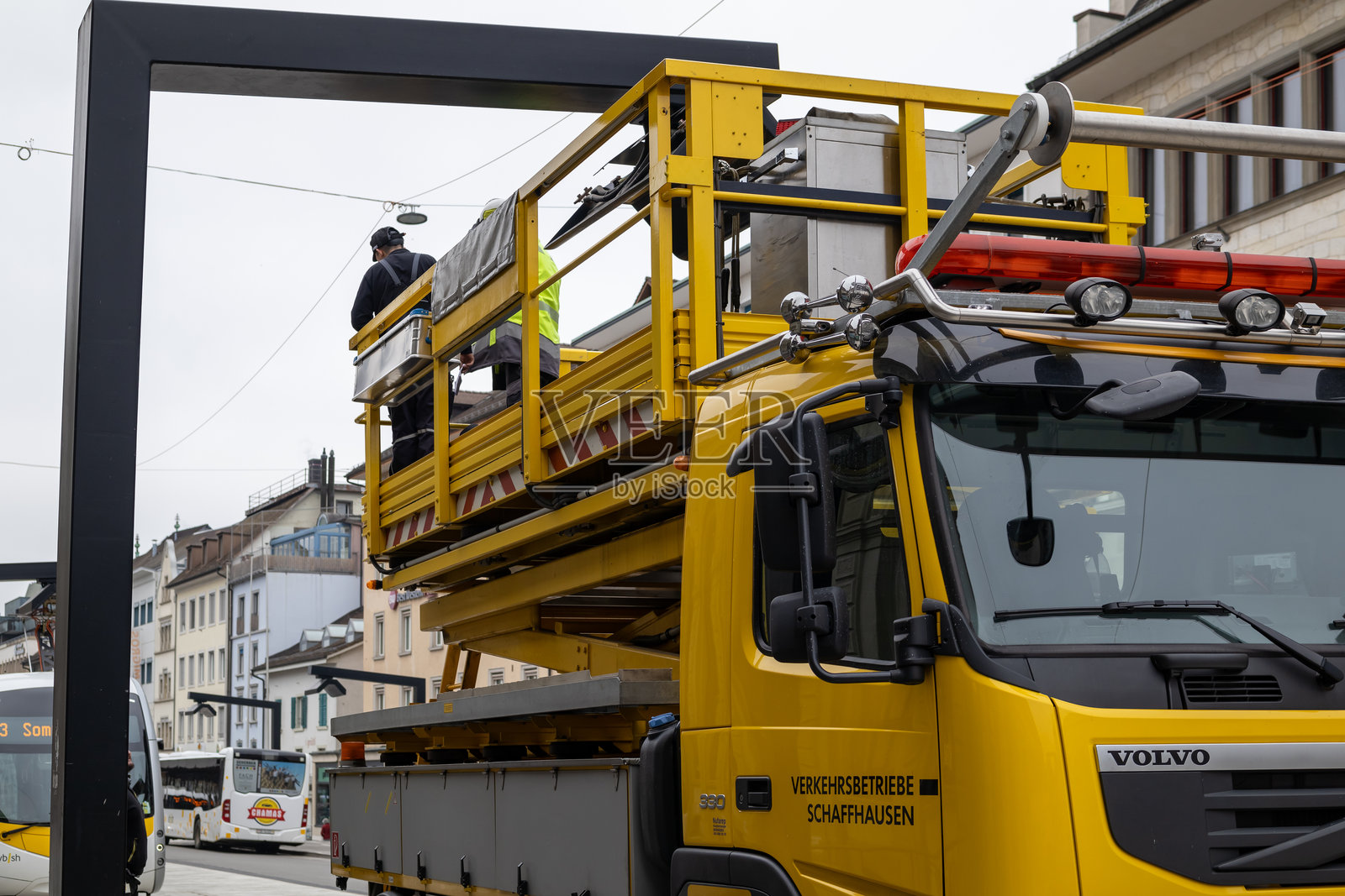 城市中的黄色沃尔沃维修车辆照片摄影图片