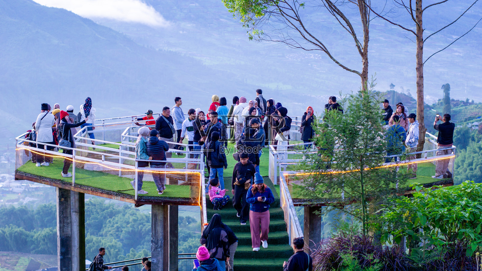 人们在迪恩高原的Pintu Langit度假，这是沃诺索博著名的旅游胜地之一。照片摄影图片