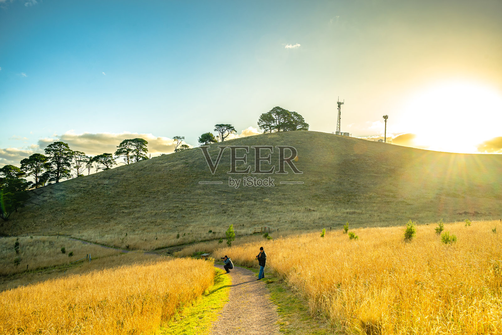 父亲和儿子通过徒步旅行到维多利亚州的休眠火山诺拉特山建立亲密关系照片摄影图片