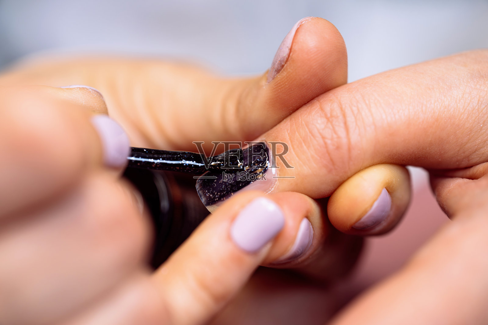 专业美甲工作特写照片摄影图片