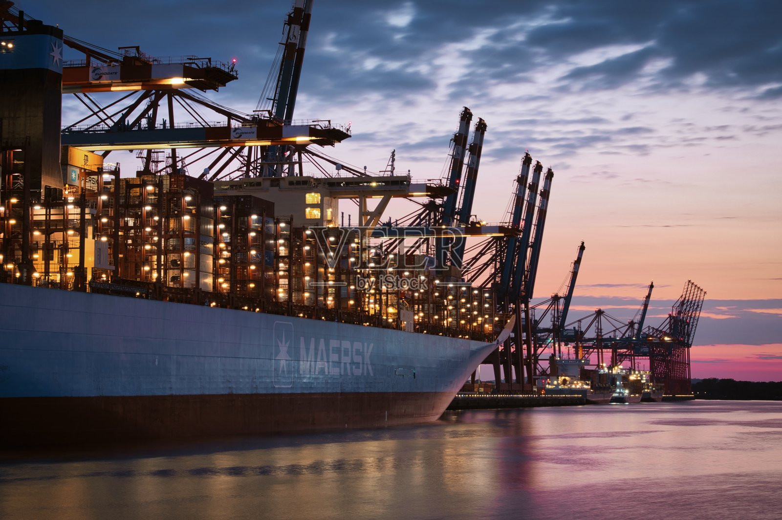 集装箱船和港口起重机照片摄影图片