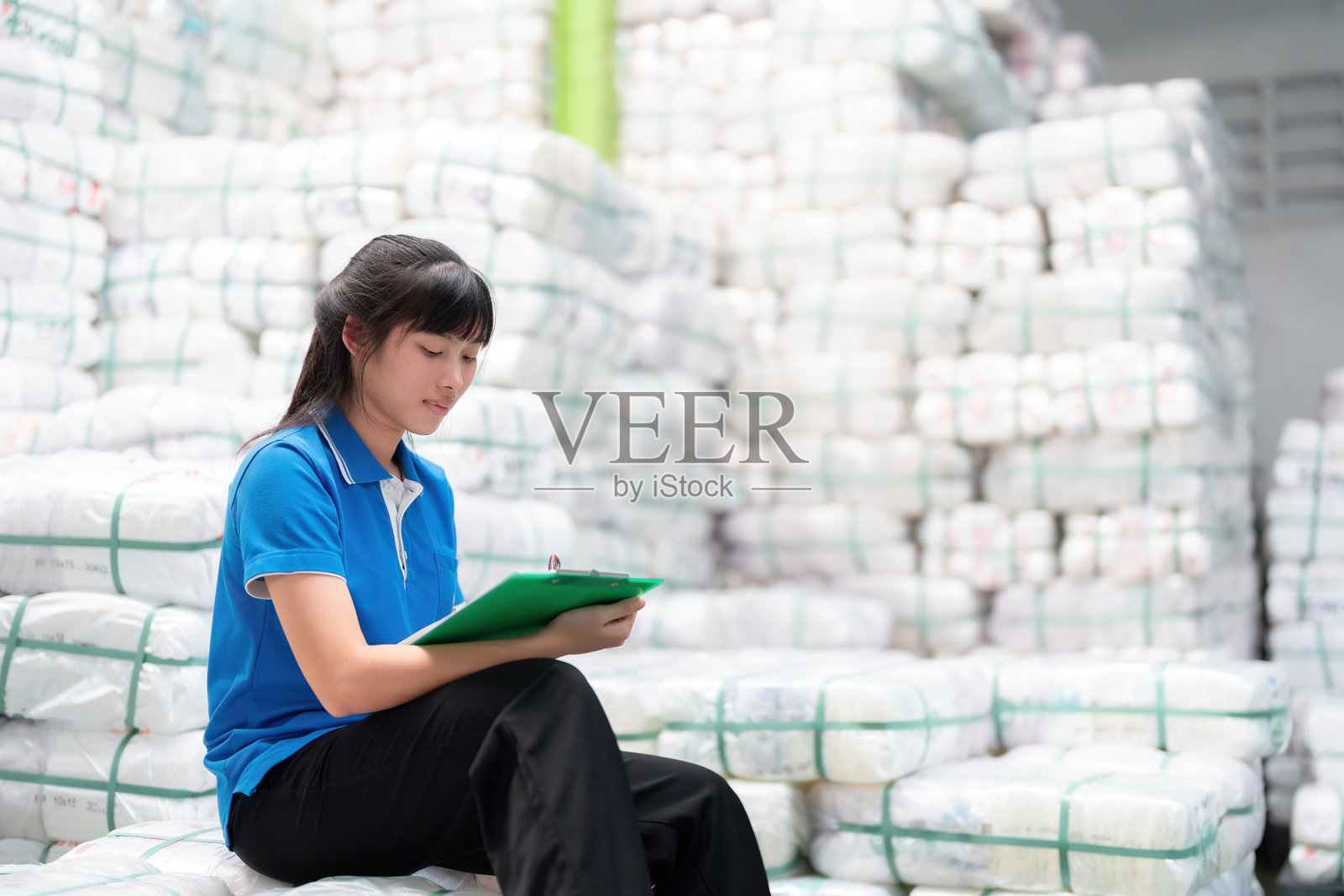 工业部门的女性员工因其在塑料产品制造中的精确性而备受重视，帮助企业在市场中获得强大的竞争地位。照片摄影图片