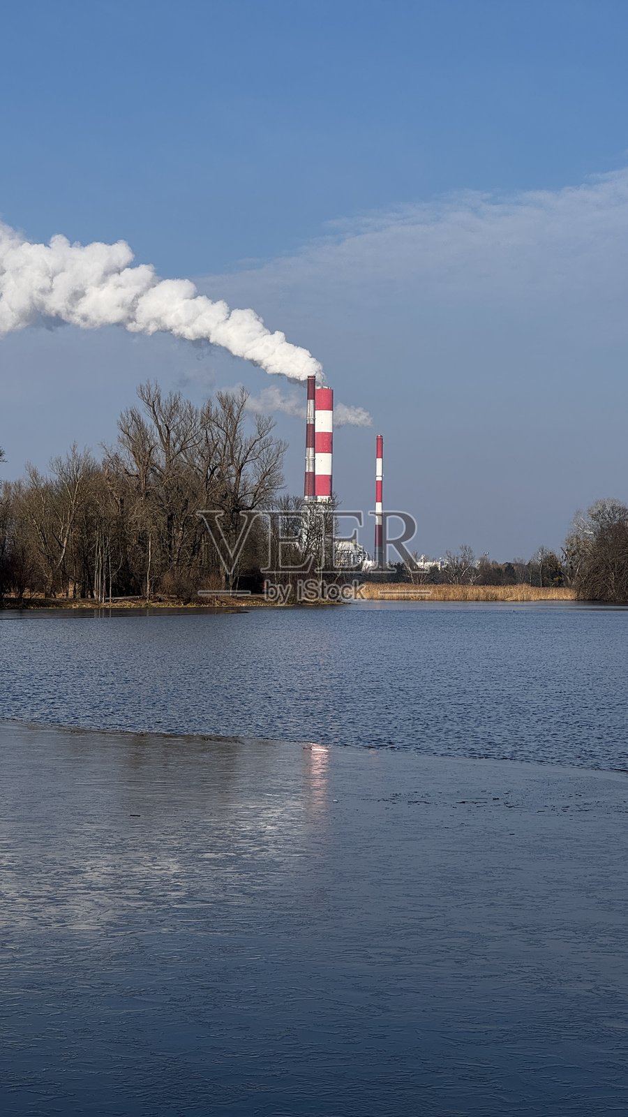 冒烟的烟囱照片摄影图片