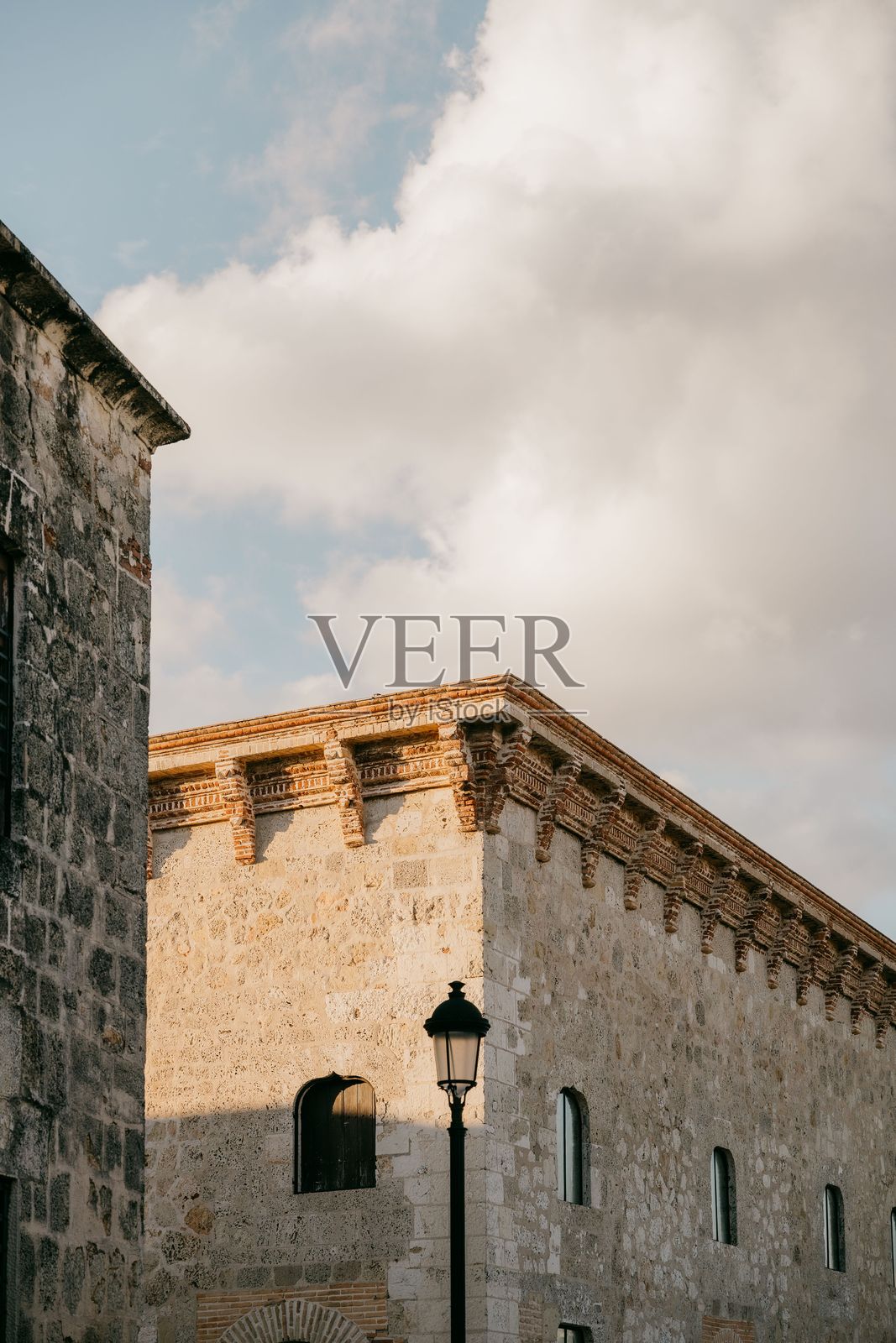 历史悠久的石建筑与经典的街灯。照片摄影图片