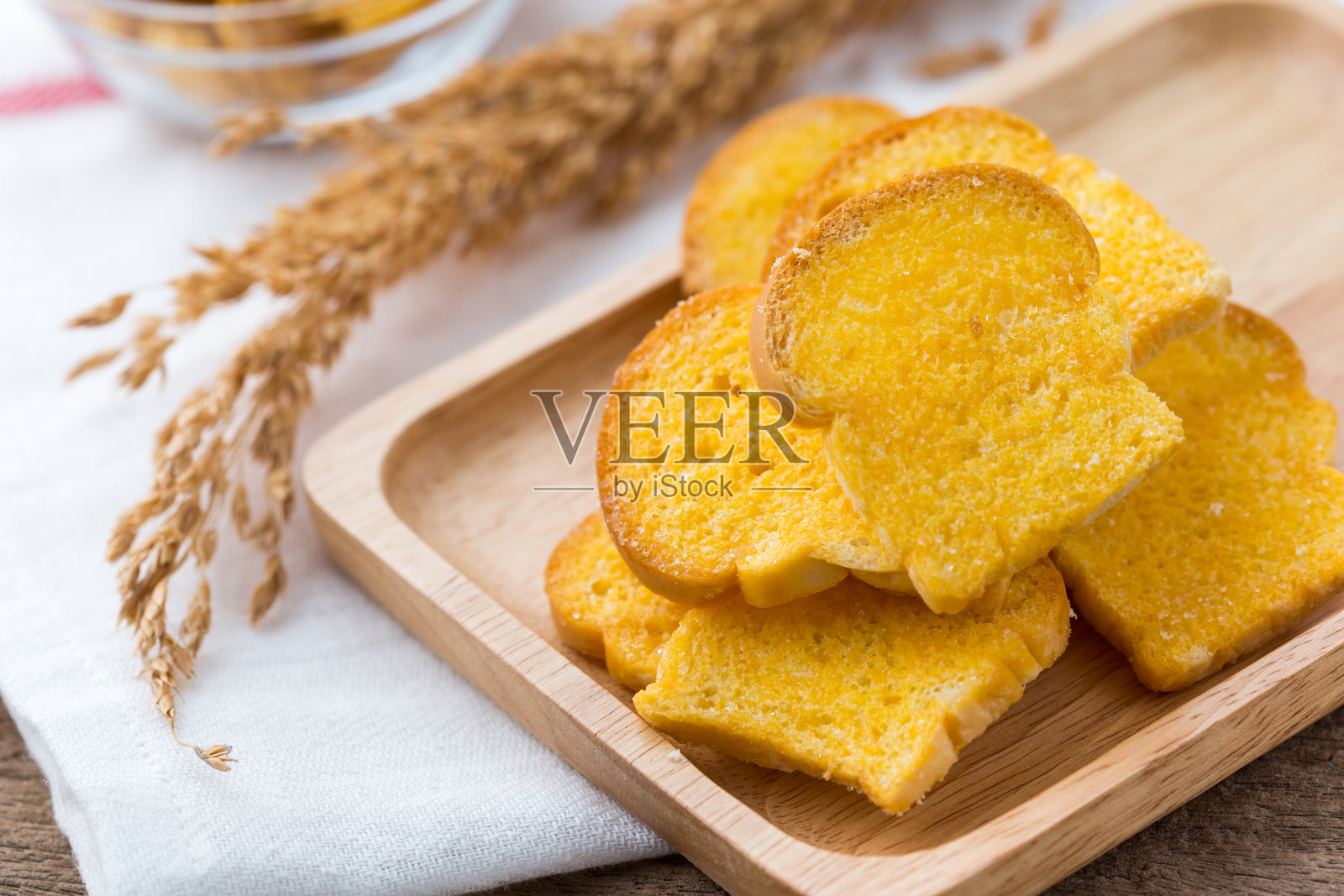 木质背景上的酥脆牛奶黄油面包照片摄影图片