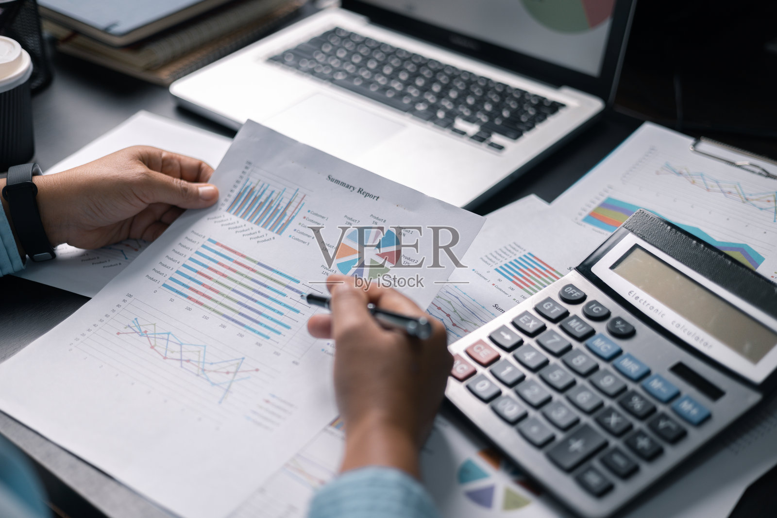 金融 银行 税费 会计 预算 资金 商人 手部使用 财务 计算 会计师 近距离 计算器 及图表 写字台 商业费用分析 储蓄 家庭 汽车照片摄影图片