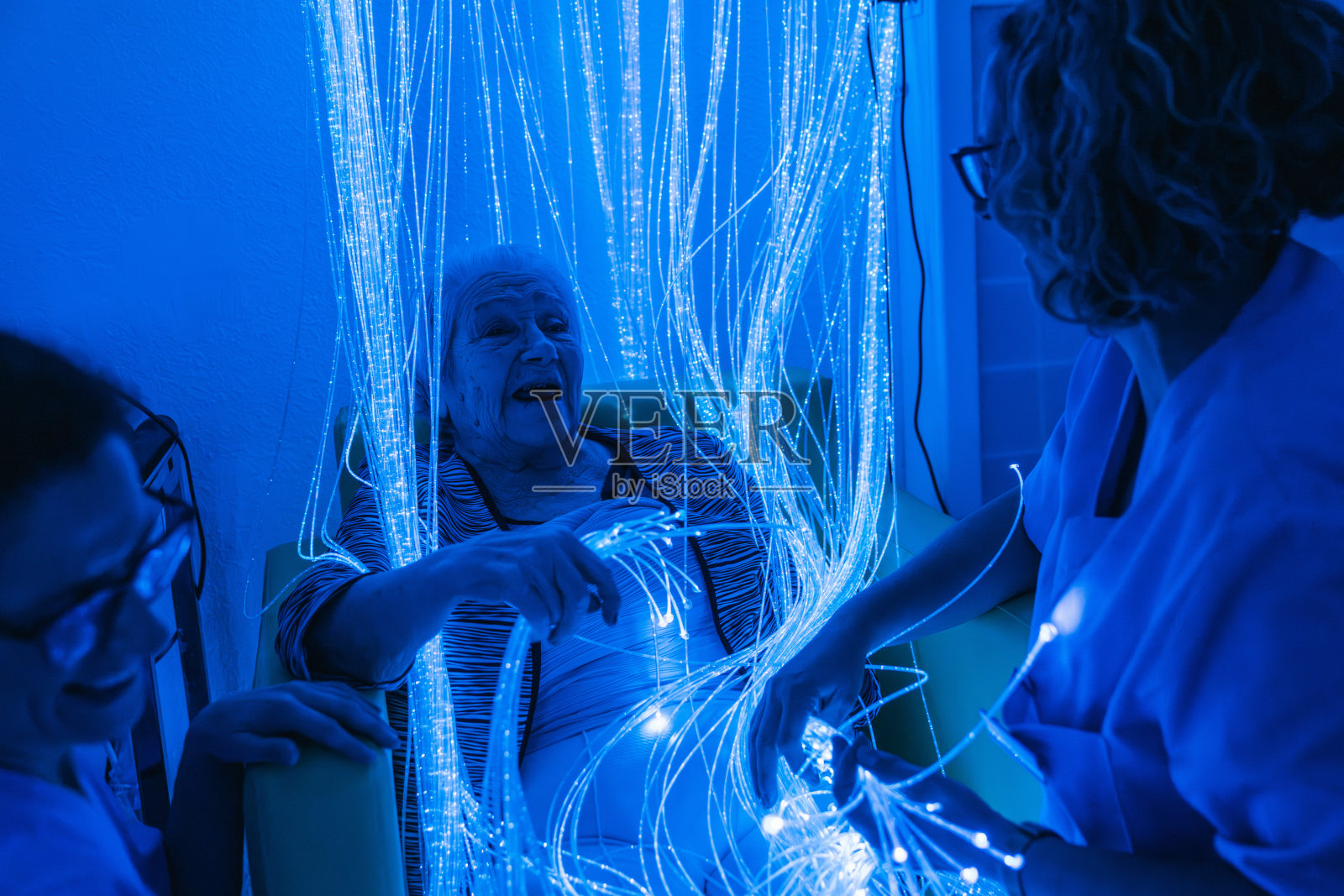 通过感官光疗法吸引老年人照片摄影图片