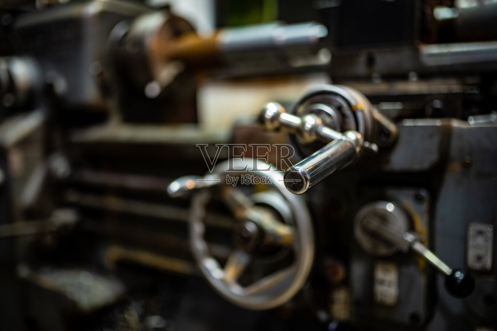 车间内工业金属车床的特写镜头照片摄影图片