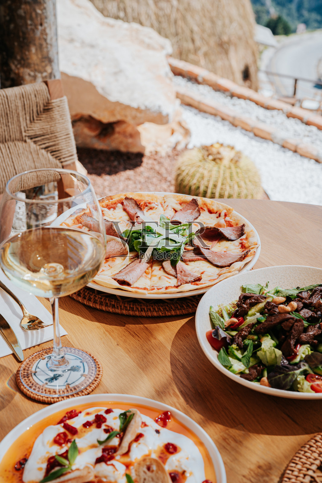 时尚的午餐桌饰与新鲜食材照片摄影图片