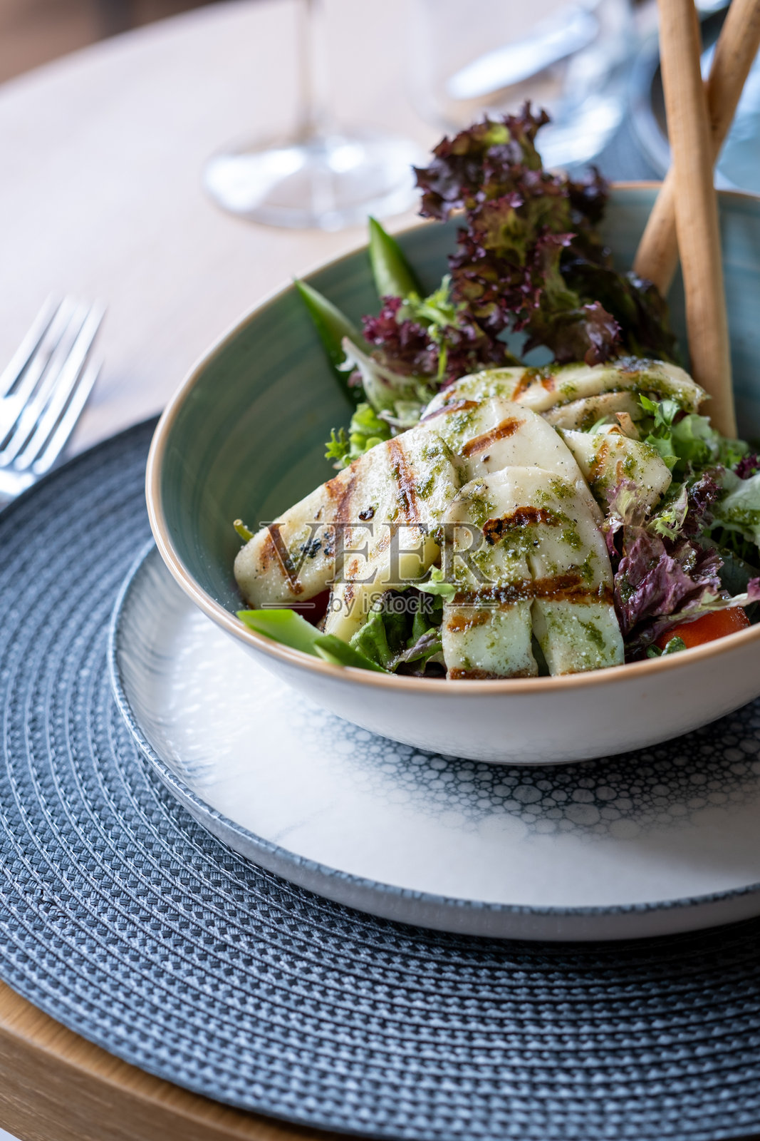 色彩缤纷的水果沙拉，配有坚果装饰照片摄影图片