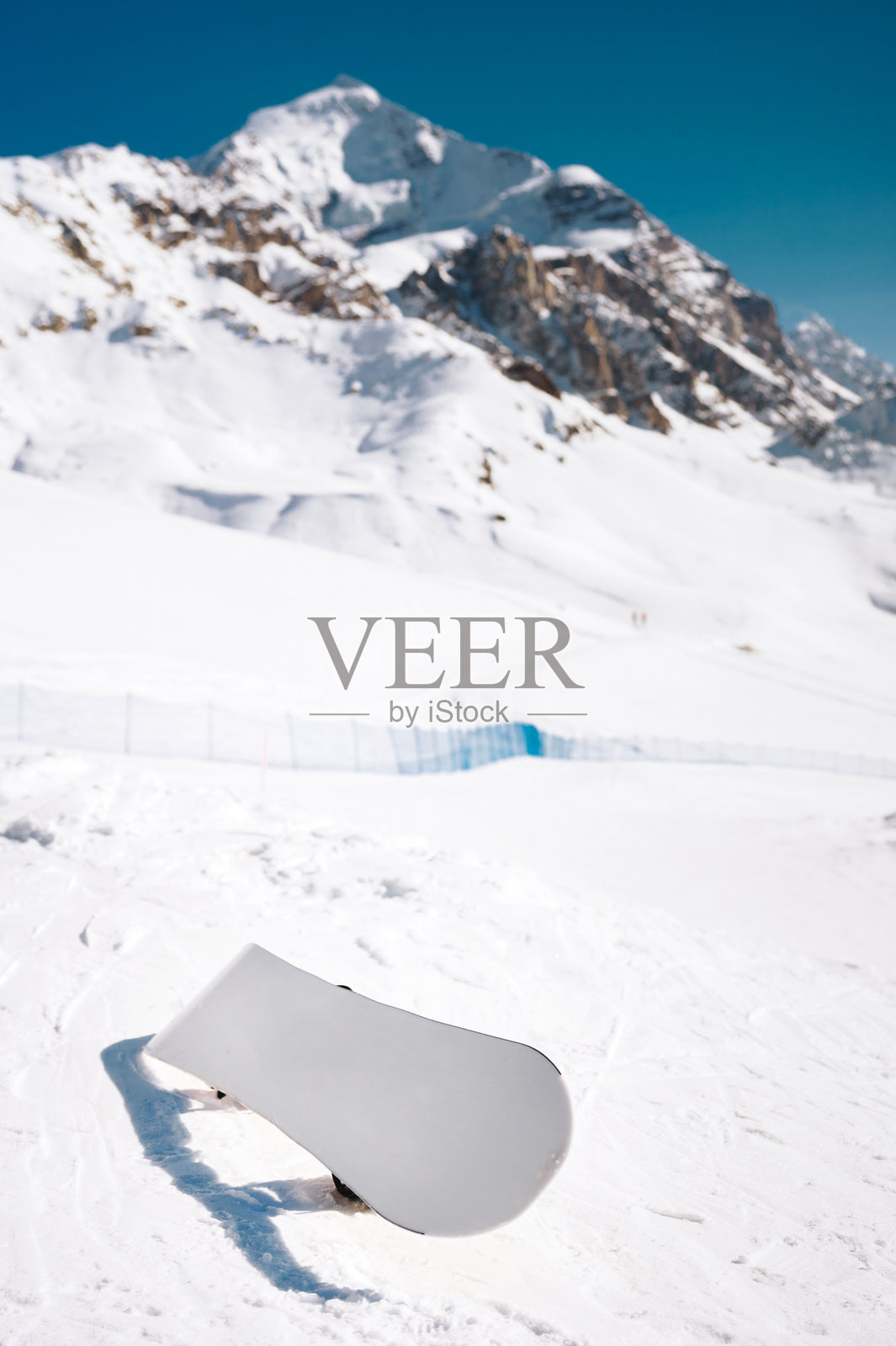 滑雪板站在雪地上，背景是美丽的白色高加索山脉照片摄影图片