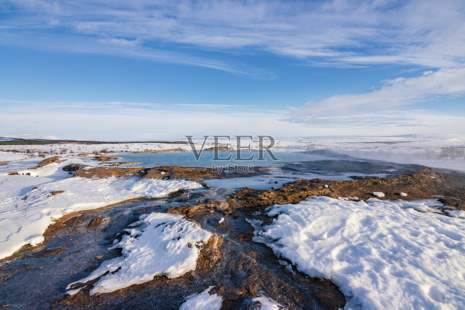 冰岛南部黄金圈的斯特罗库尔间歇泉日落照片摄影图片