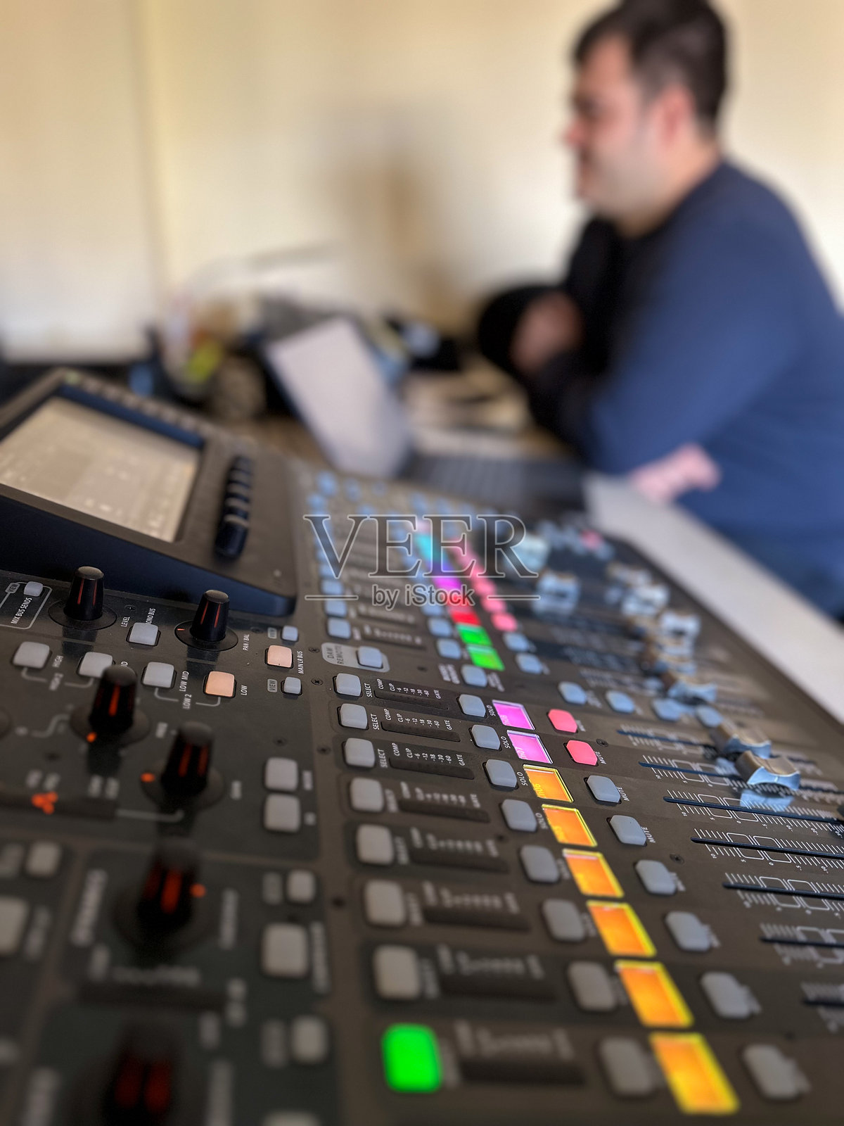 音响技术人员在音频混音台前工作照片摄影图片