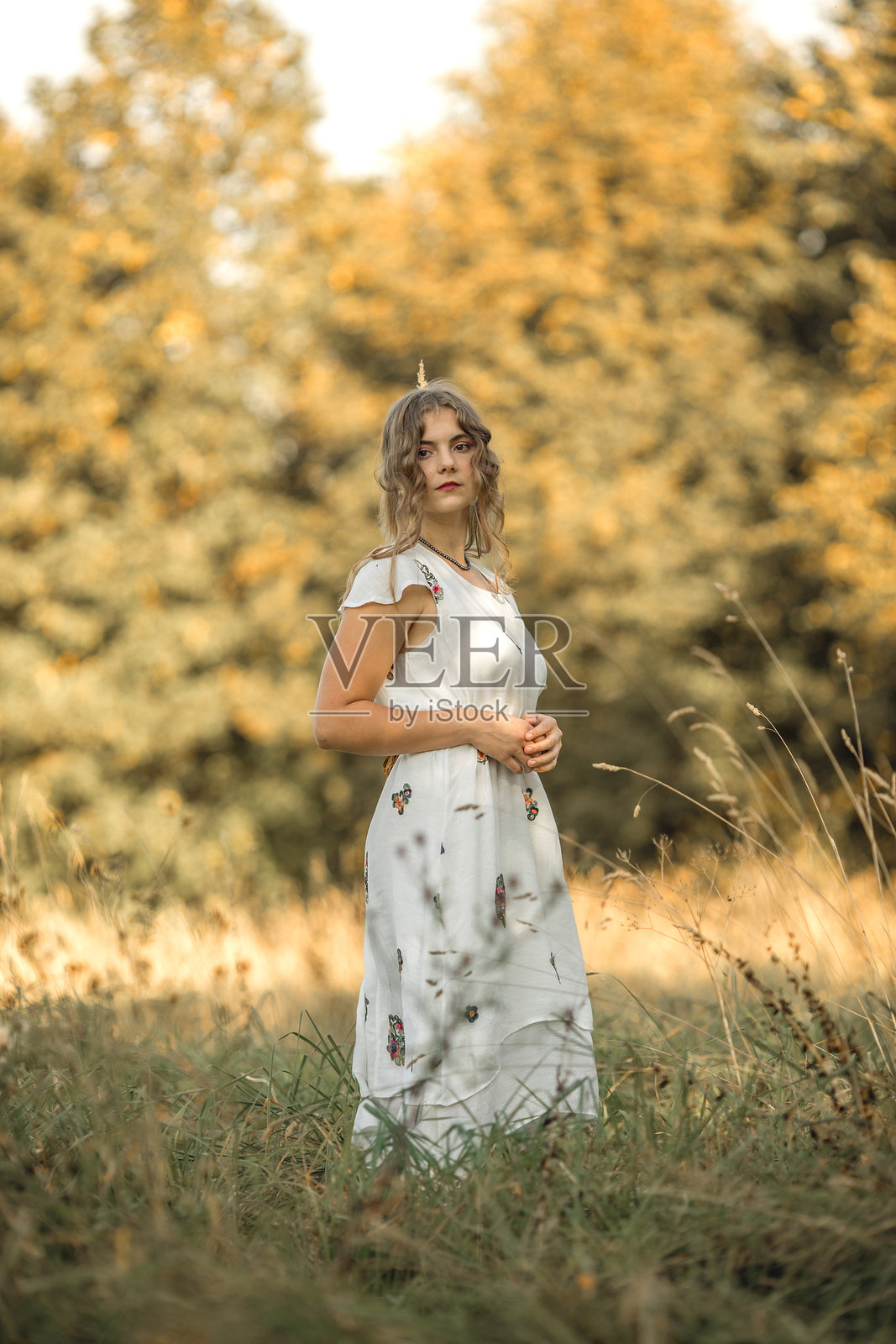 快乐的年轻金发女性在秋天的户外自然环境中。照片摄影图片