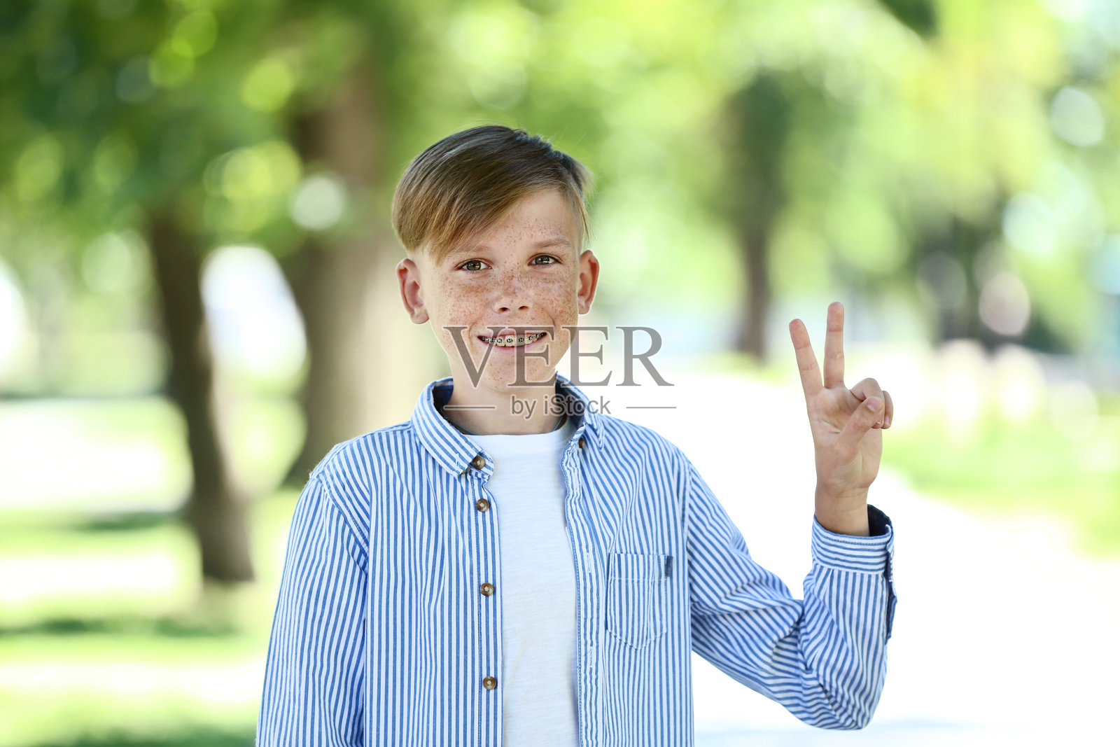 公园里年轻男孩的肖像照片摄影图片