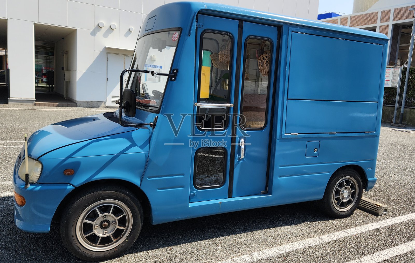 公路上的汽车照片摄影图片