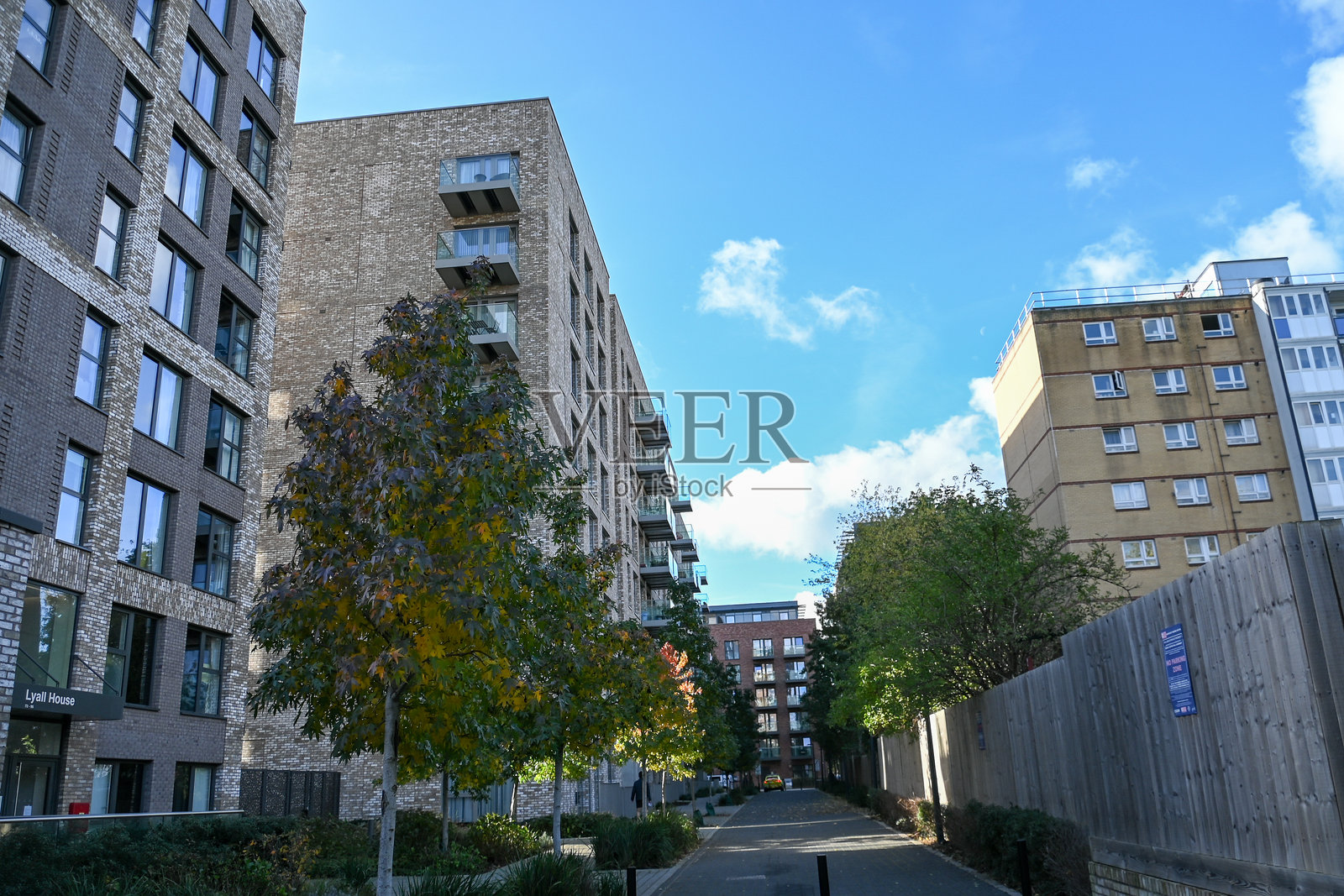 英国伦敦，2023年11月6日：纽汉区铁工路的新住宅开发项目照片摄影图片