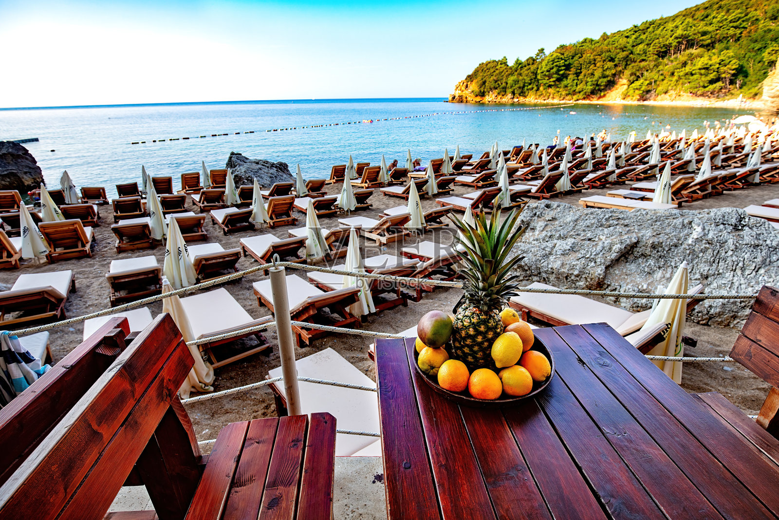 放松的海滨度假胜地，提供令人惊叹的美景和热带天堂的新鲜水果美味照片摄影图片