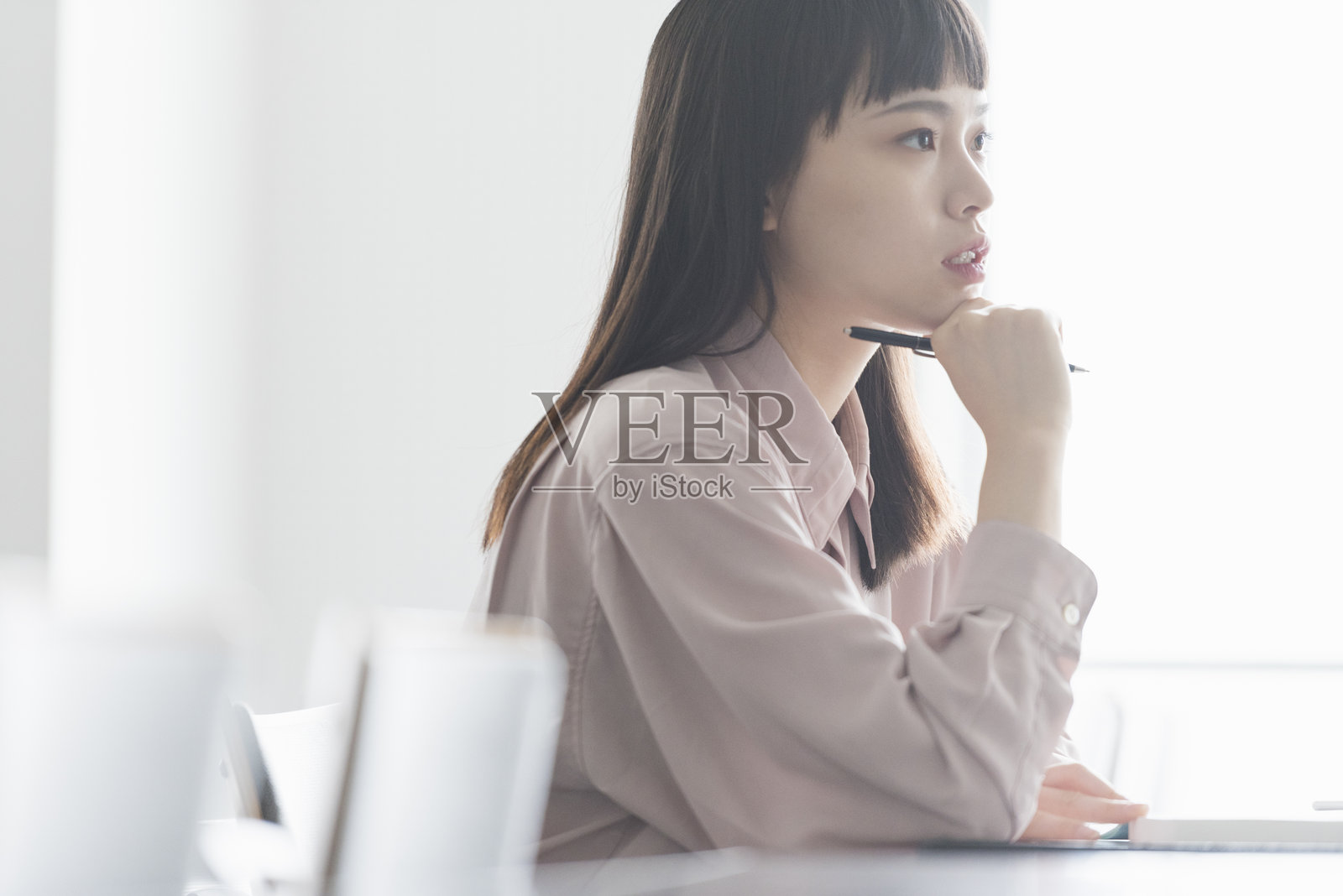 女大学生在讲堂里学习照片摄影图片