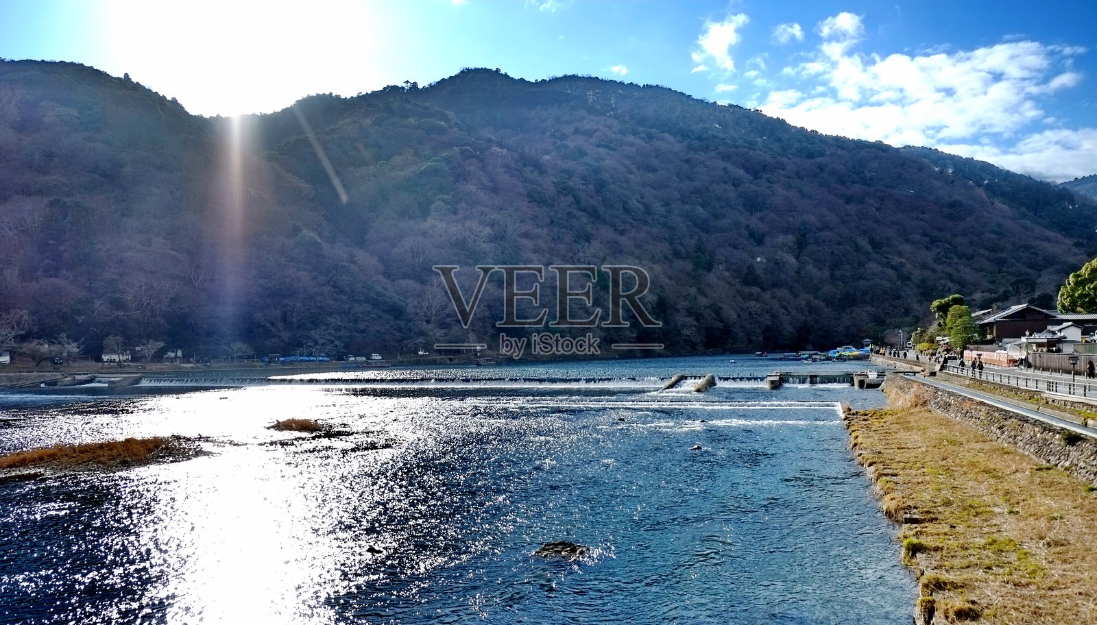 日本山地风景中的蜿蜒河流照片摄影图片