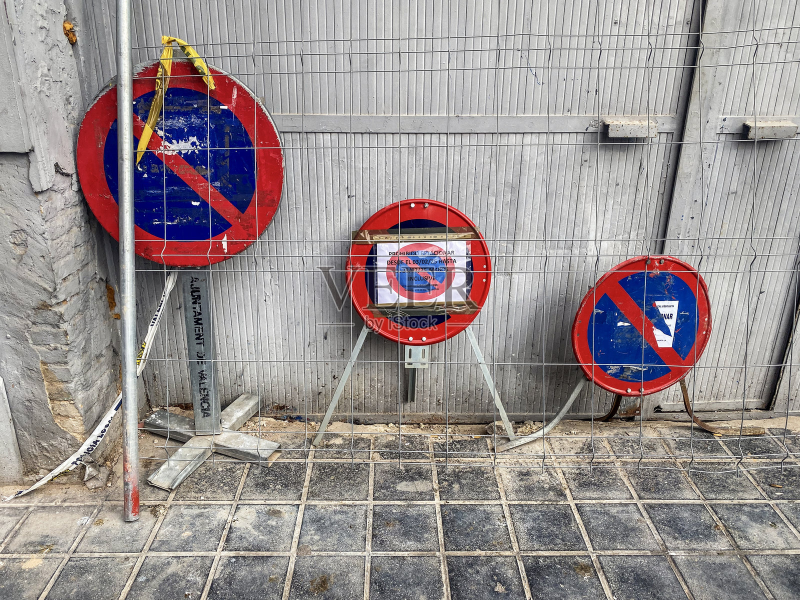 便携式禁止停车标志并排放置在墙边照片摄影图片