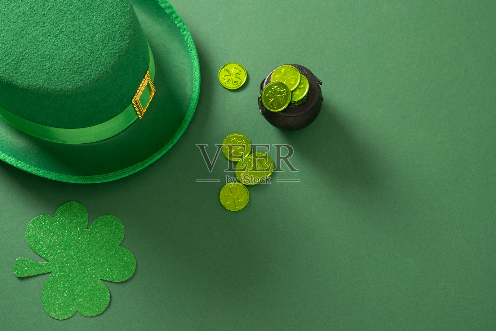 圣帕特里克节概念，绿色背景上的小精灵帽。照片摄影图片