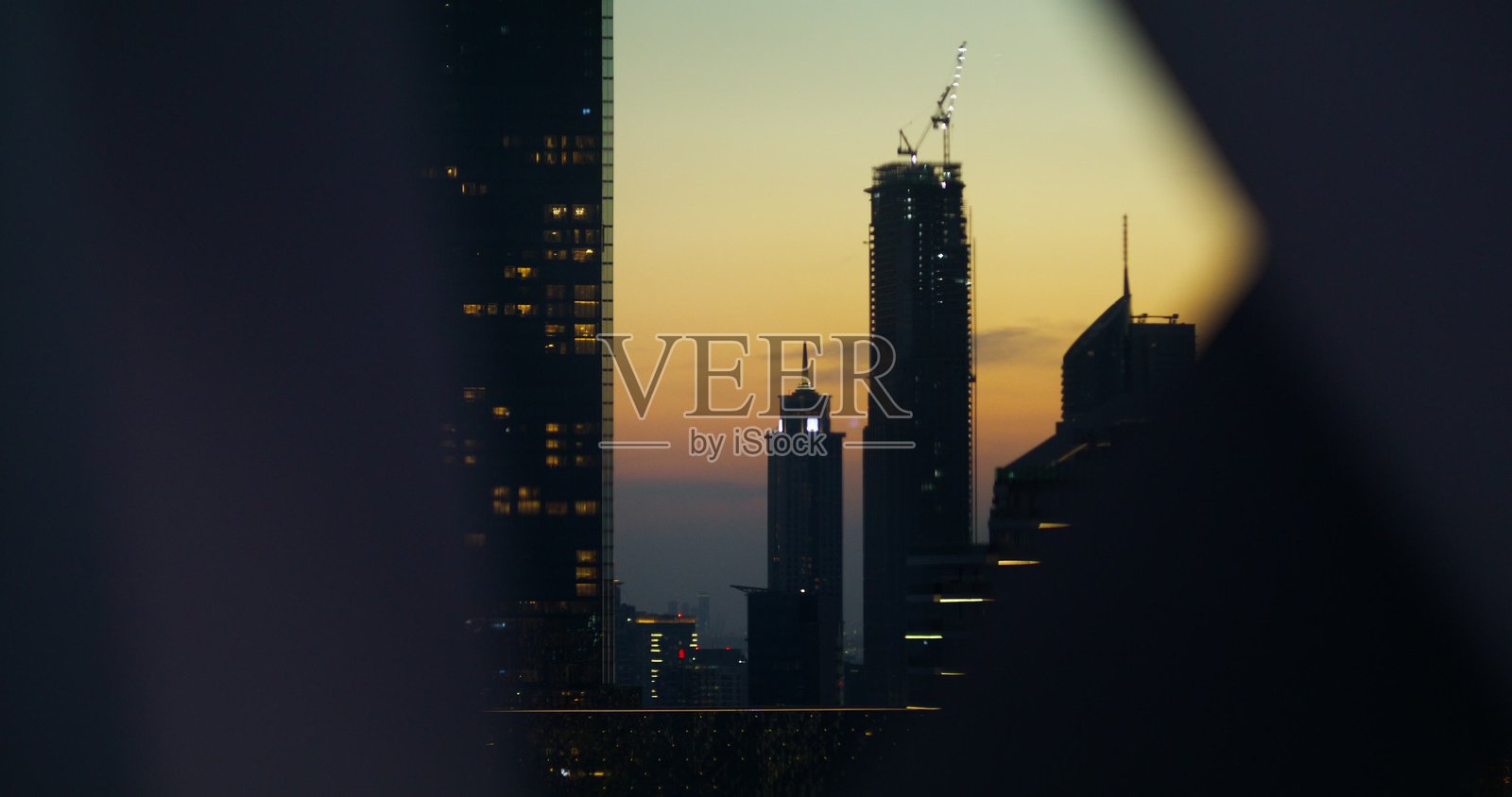 日落时分正在建设中的摩天大楼照片摄影图片