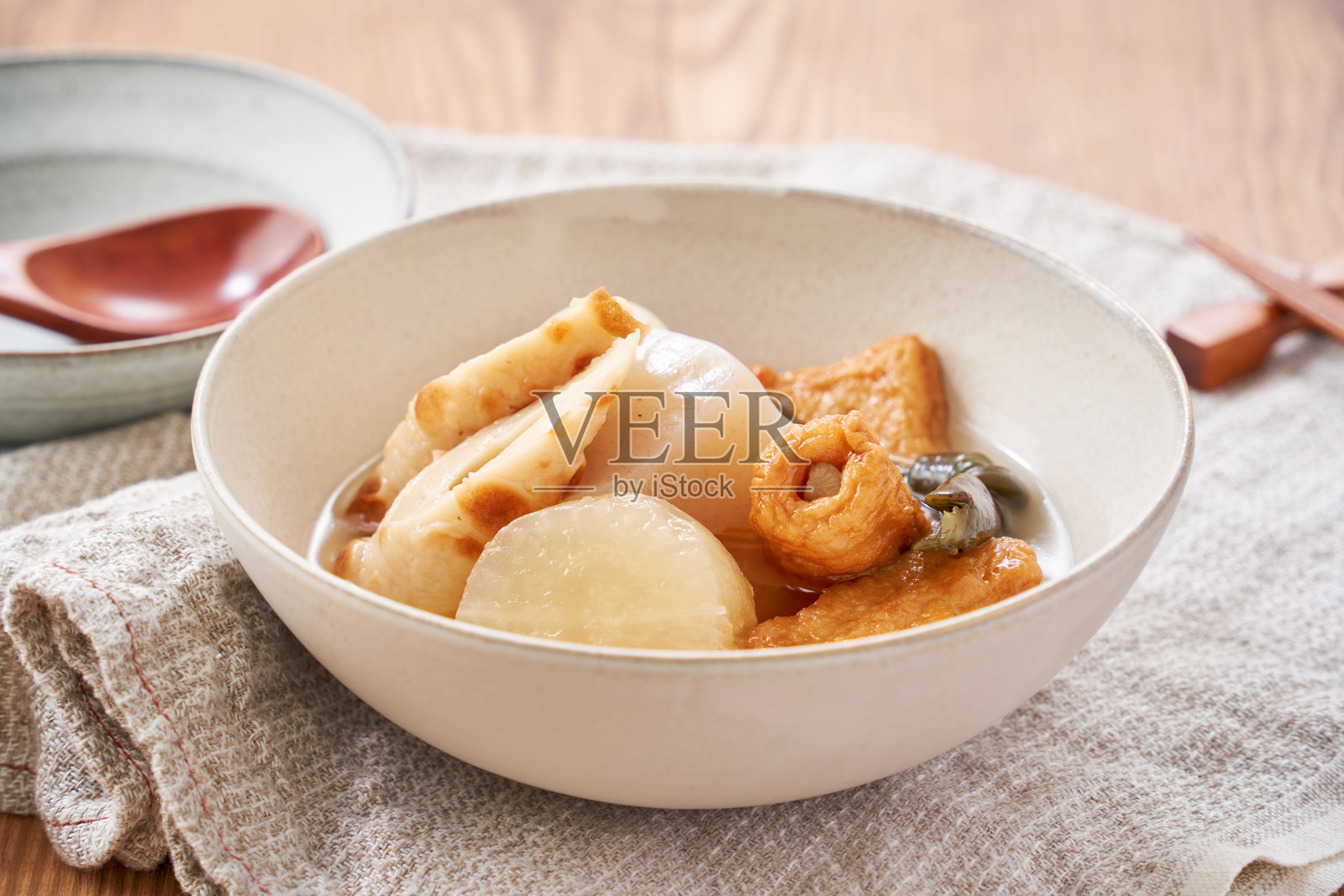 日本关东煮 - 传统冬季炖菜，配有鱼饼和蔬菜照片摄影图片